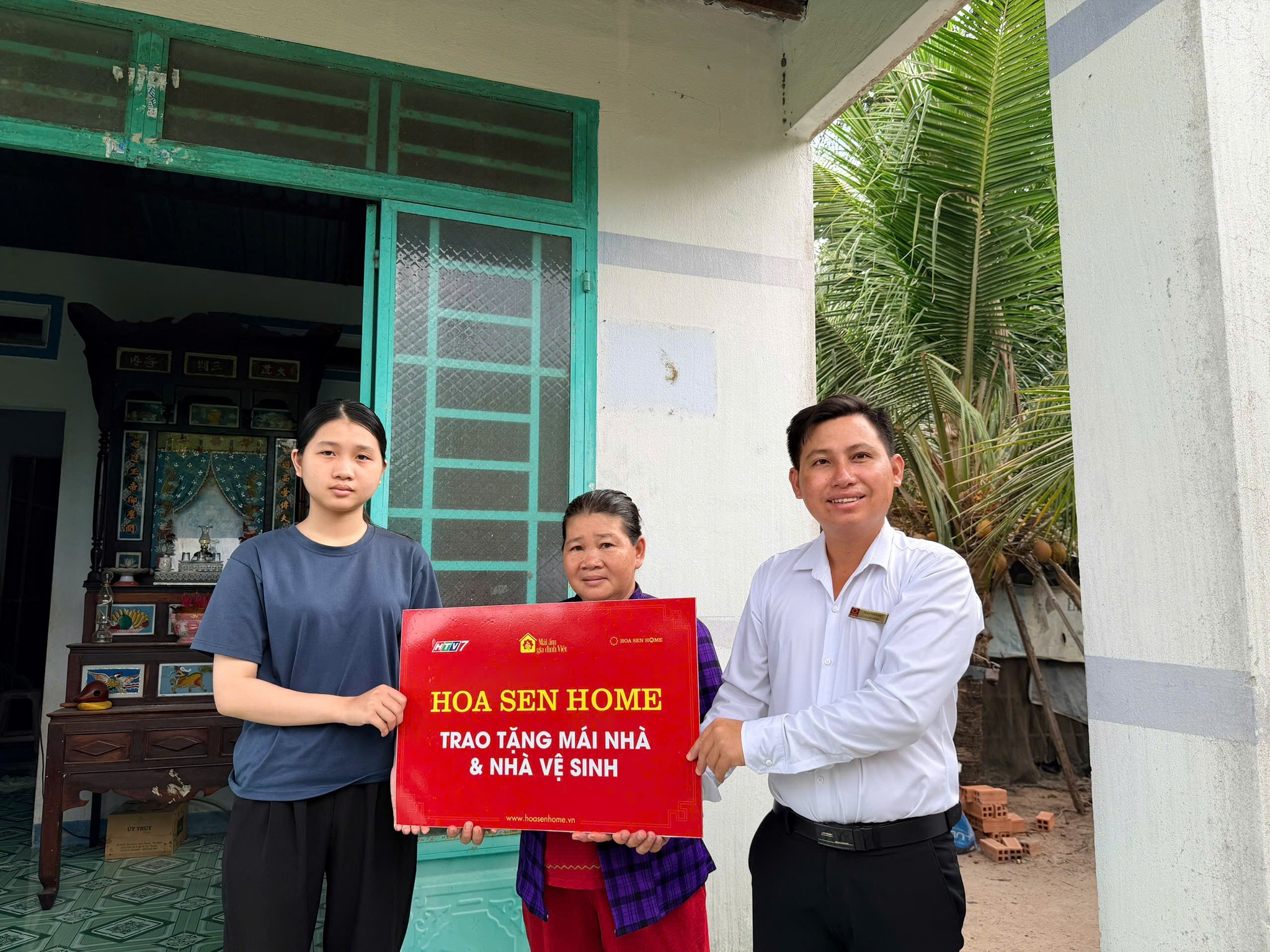 Gia đình em Huỳnh Thị Mai Phương – nhân vật từng xuất hiện trong tập 171 được Tập đoàn Hoa Sen thực hiện lời hứa hỗ trợ chỉnh sửa lại nhà vệ sinh mới.