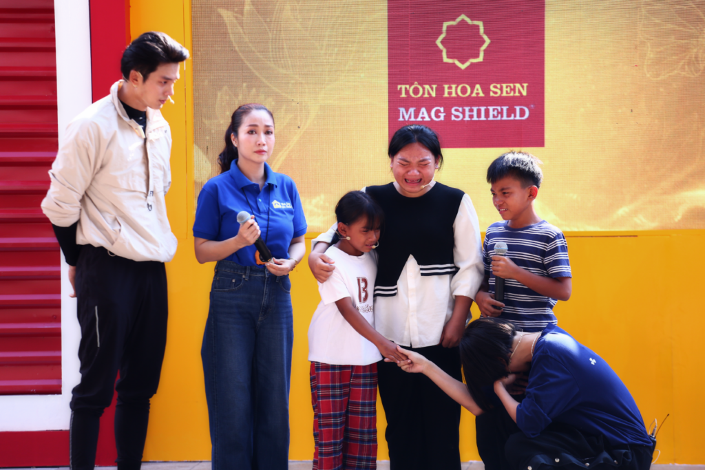 MC Ốc Thanh Vân, ca sĩ GiGi Hương Giang và nam vương Hưng Nguyễn nghẹn lòng trước cô bé 16 tuổi nghỉ học, thay cha mẹ nuôi hai em nhỏ mồ côi