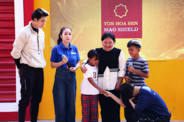 MC Ốc Thanh Vân, ca sĩ GiGi Hương Giang và nam vương Hưng Nguyễn nghẹn lòng trước cô bé 16 tuổi nghỉ học, thay cha mẹ nuôi hai em nhỏ mồ côi