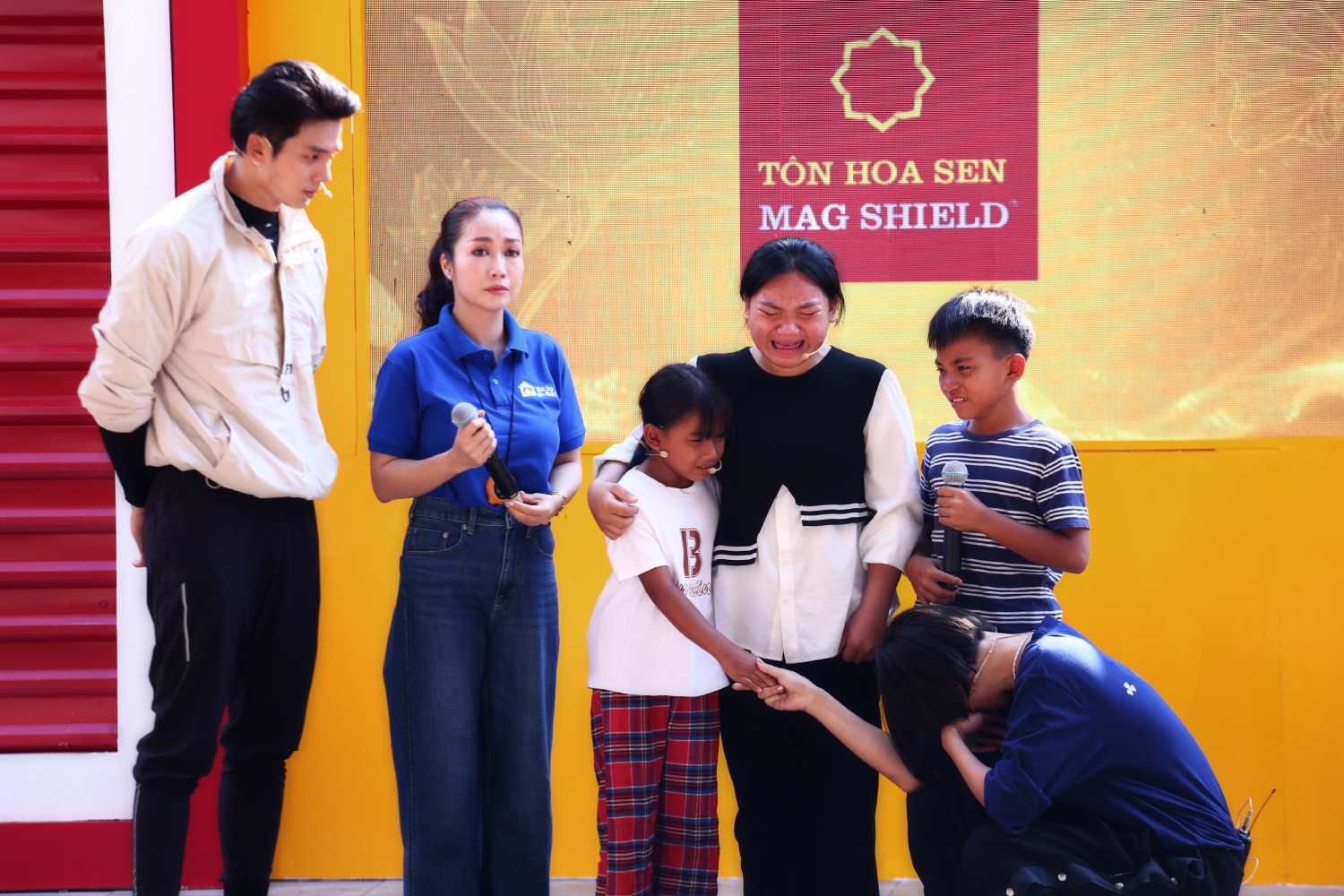 MC Ốc Thanh Vân, ca sĩ GiGi Hương Giang và nam vương Hưng Nguyễn nghẹn lòng trước cô bé 16 tuổi nghỉ học, thay cha mẹ nuôi hai em nhỏ mồ côi