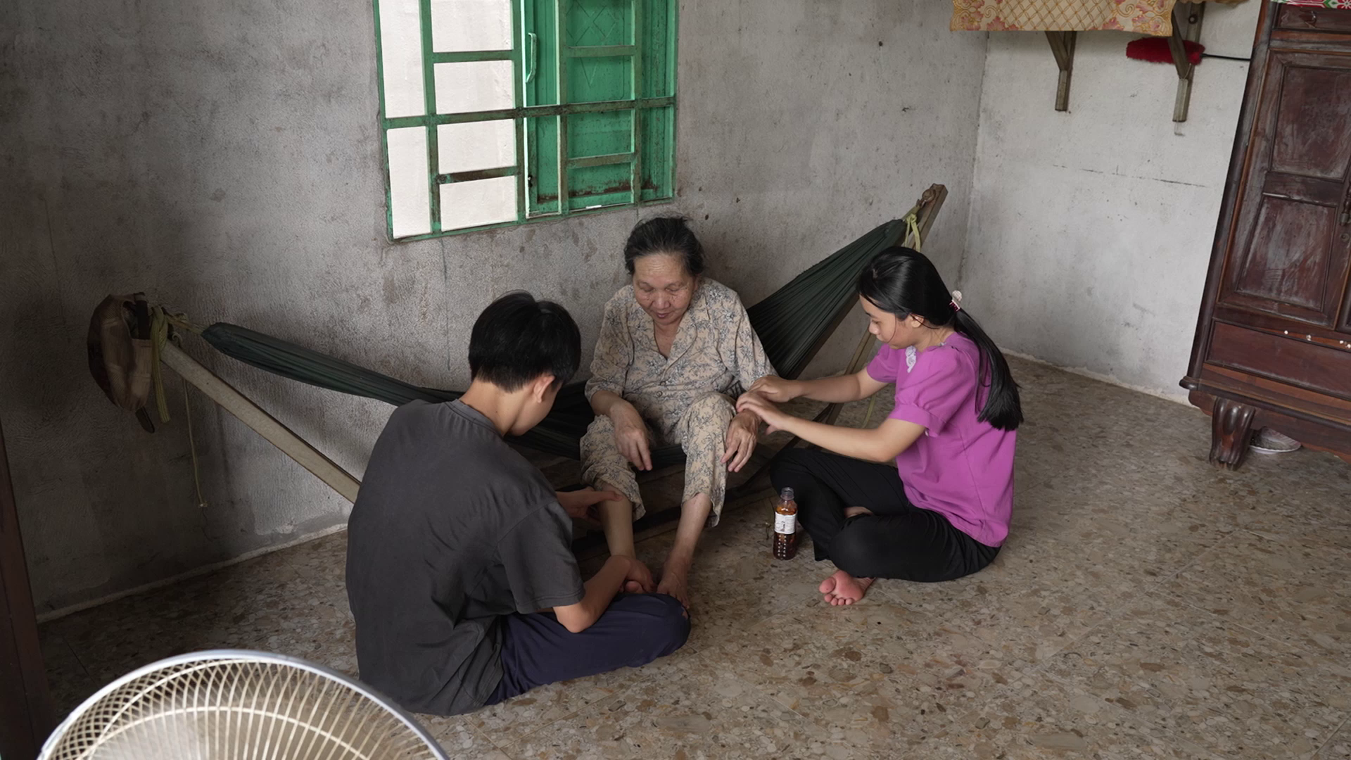Không cha vắng mẹ, hai chị em Anh Thư chỉ biết nương tựa vào vòng tay già yếu của bà ngoại