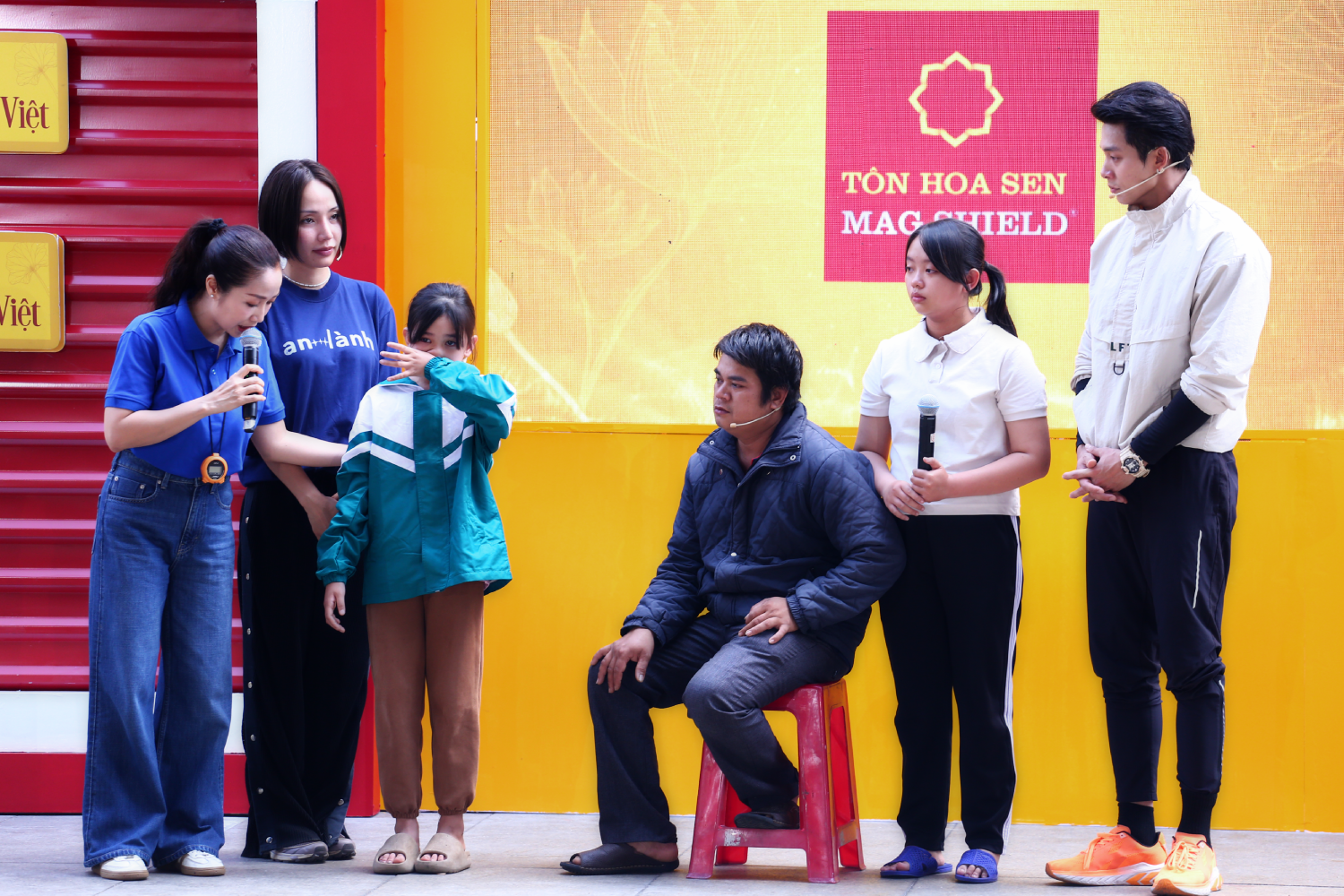 Các nghệ sĩ nghẹn ngào khi nghe cô bé lớp 4 nhắc về người mẹ qua đời ngay trước ngày ghi hình