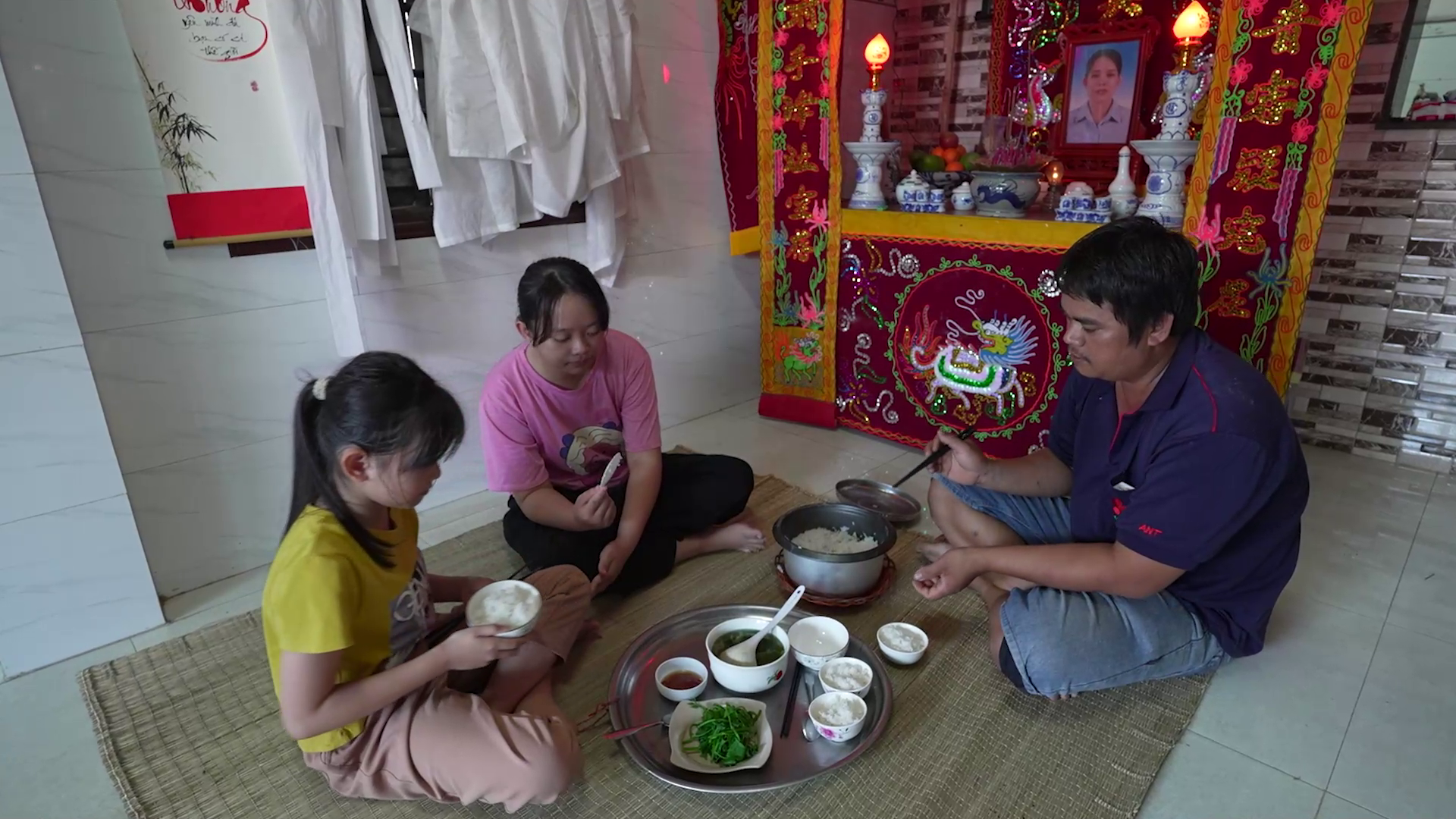 Bữa cơm thui thủi của ba cha con từ ngày mẹ qua đời