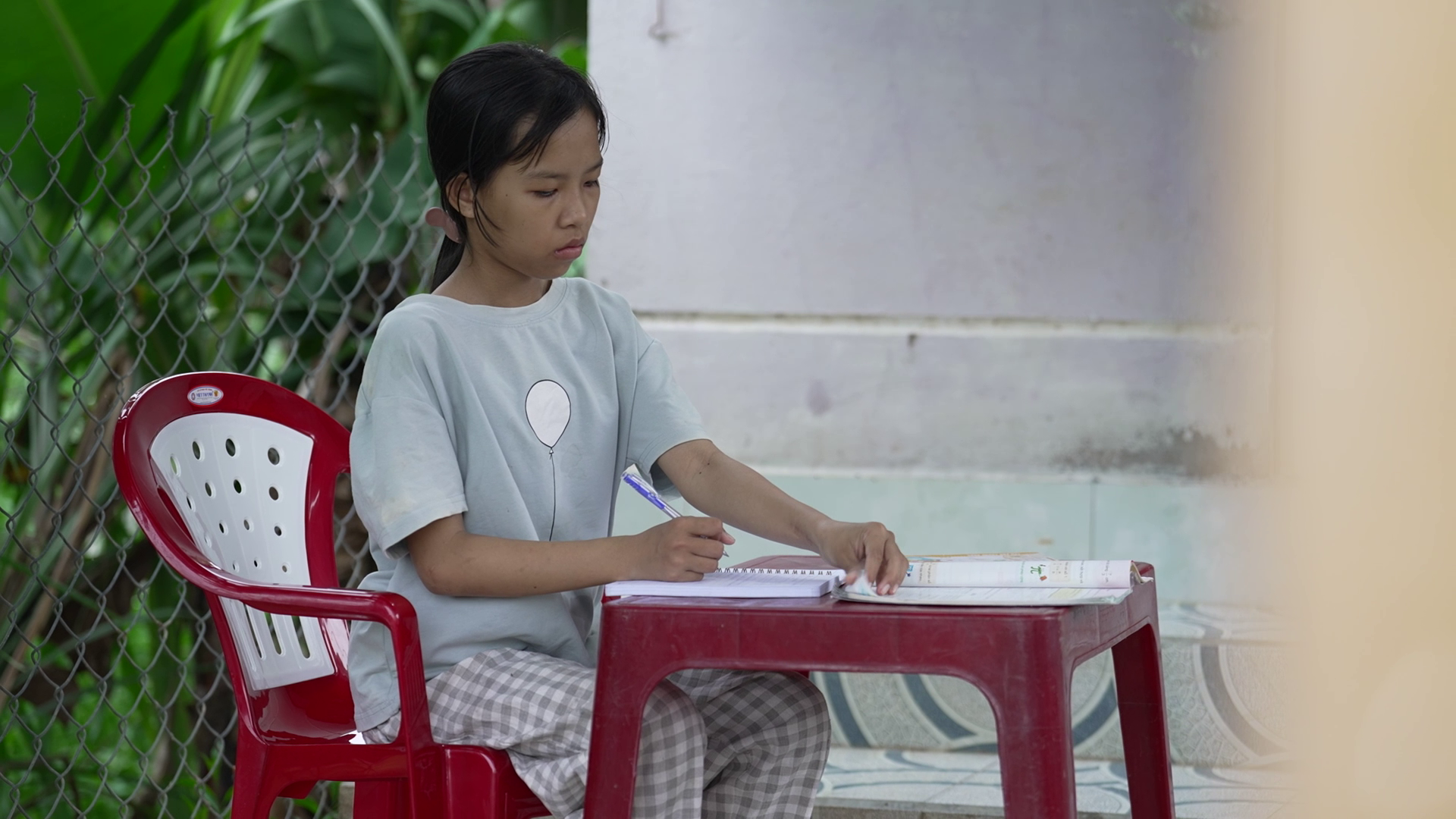 Vượt qua nỗi đau bệnh tật, Thảo Nhi vẫn cố gắng học tập để trở thành điểm tựa cho gia đình 