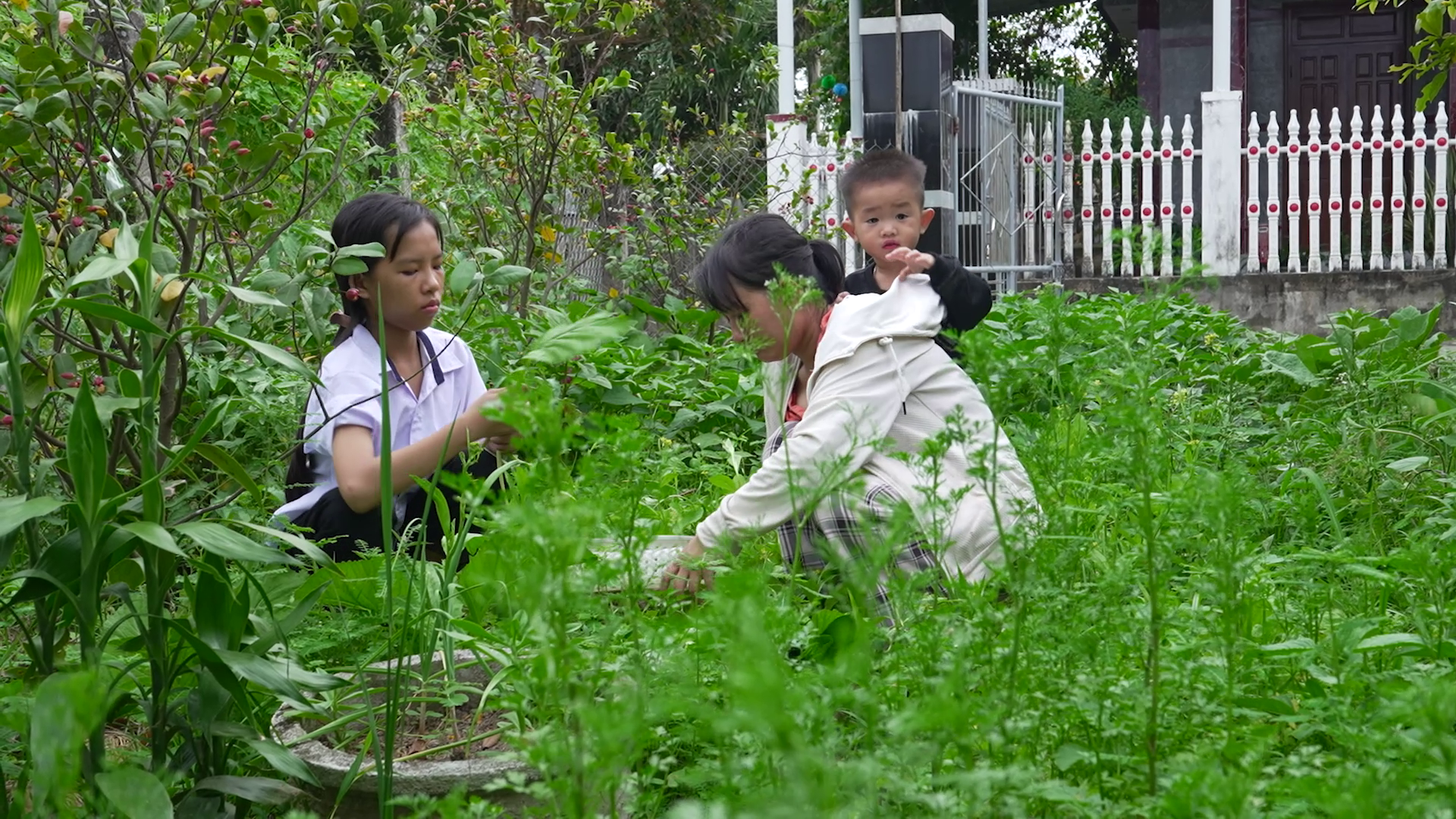 Cô bé nhỏ nhắn phụ mẹ lo toan việc nhà sau mỗi giờ học