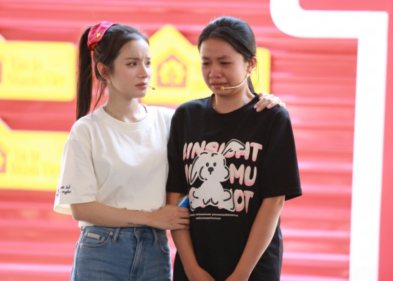 Ca sĩ LyLy nghẹn lòng khi nữ sinh lớp 10 hỏi cha: “Cha có thể quay lại nhận con không?”