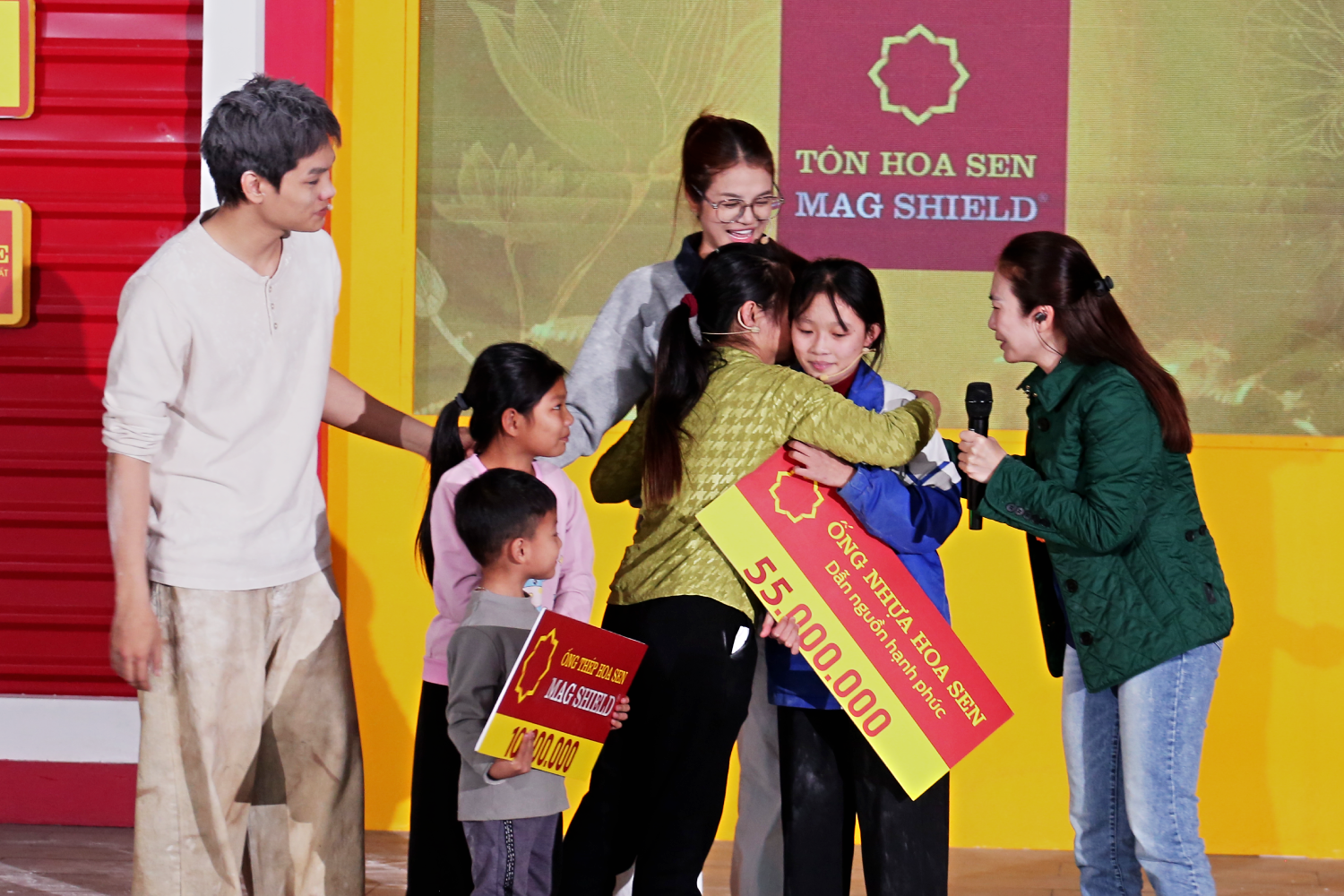 Sau những giọt nước mắt, khoảnh khắc các em nhỏ nhận được những phần thưởng khiến ai cũng vỡ òa