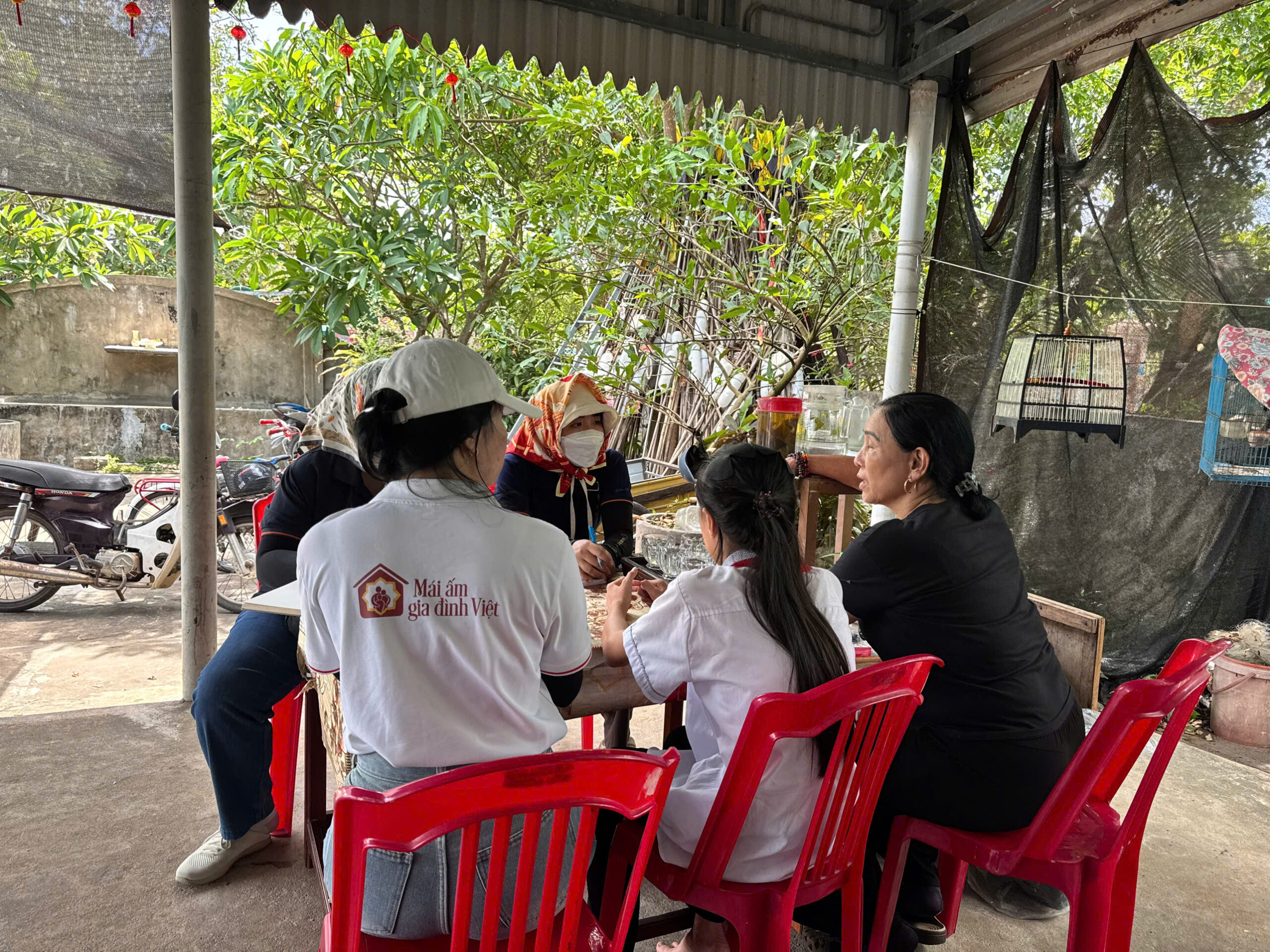 Ê-kíp chương trình cùng cán bộ địa phương trực tiếp lắng nghe câu chuyện của các em nhỏ
