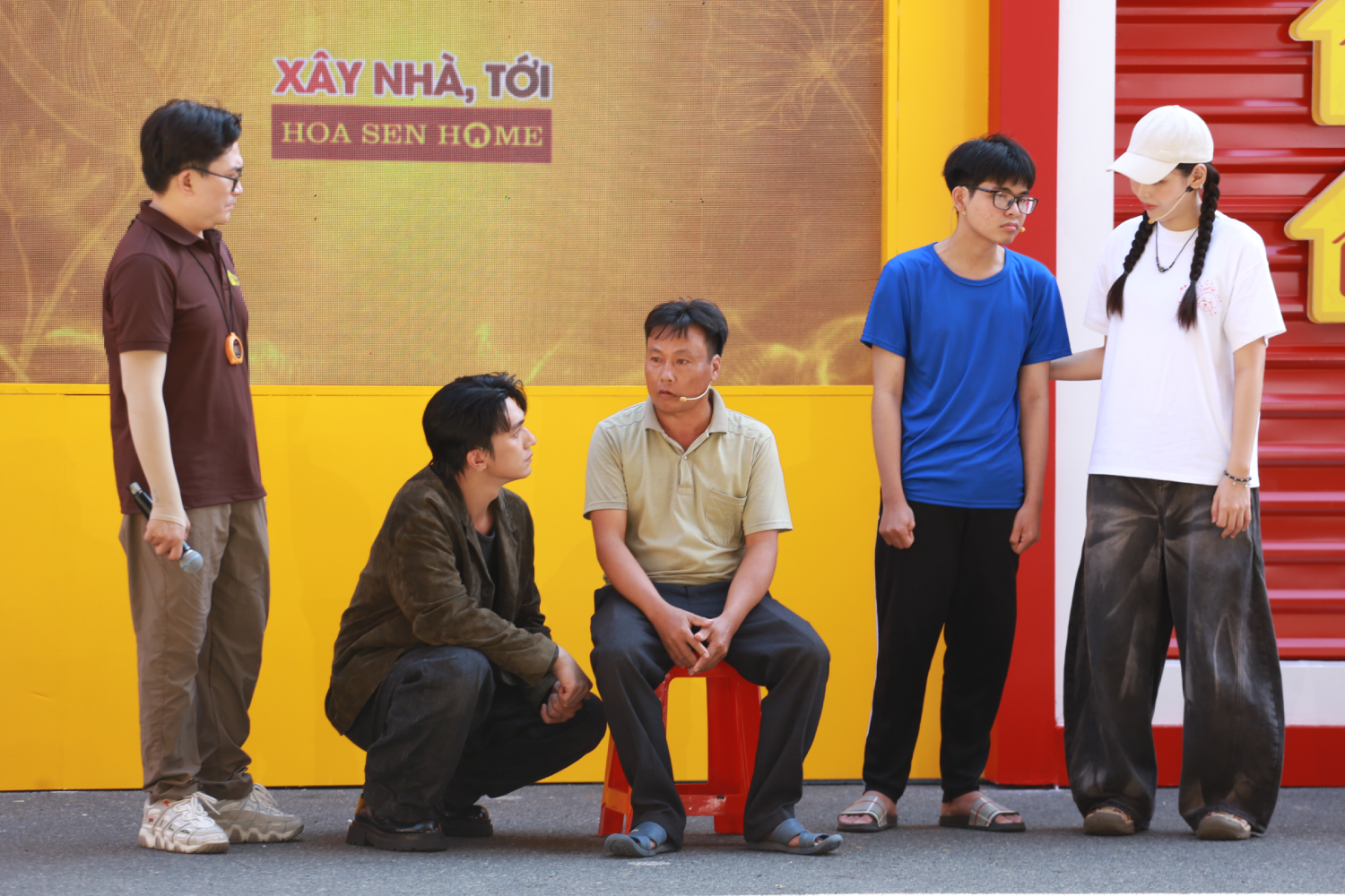 Hình ảnh hai cha con nương tựa lẫn nhau giữa những tháng ngày bệnh tật, thiếu thốn khiến các nghệ sĩ nghẹn ngào