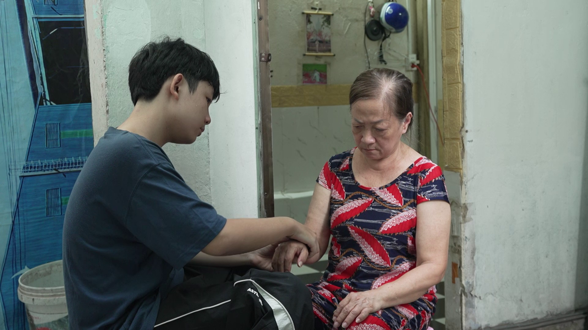 Gia Vỹ và bà ngoại nương tựa nhau trong căn nhà chỉ rộng khoảng 8m² sau khi mẹ em qua đời