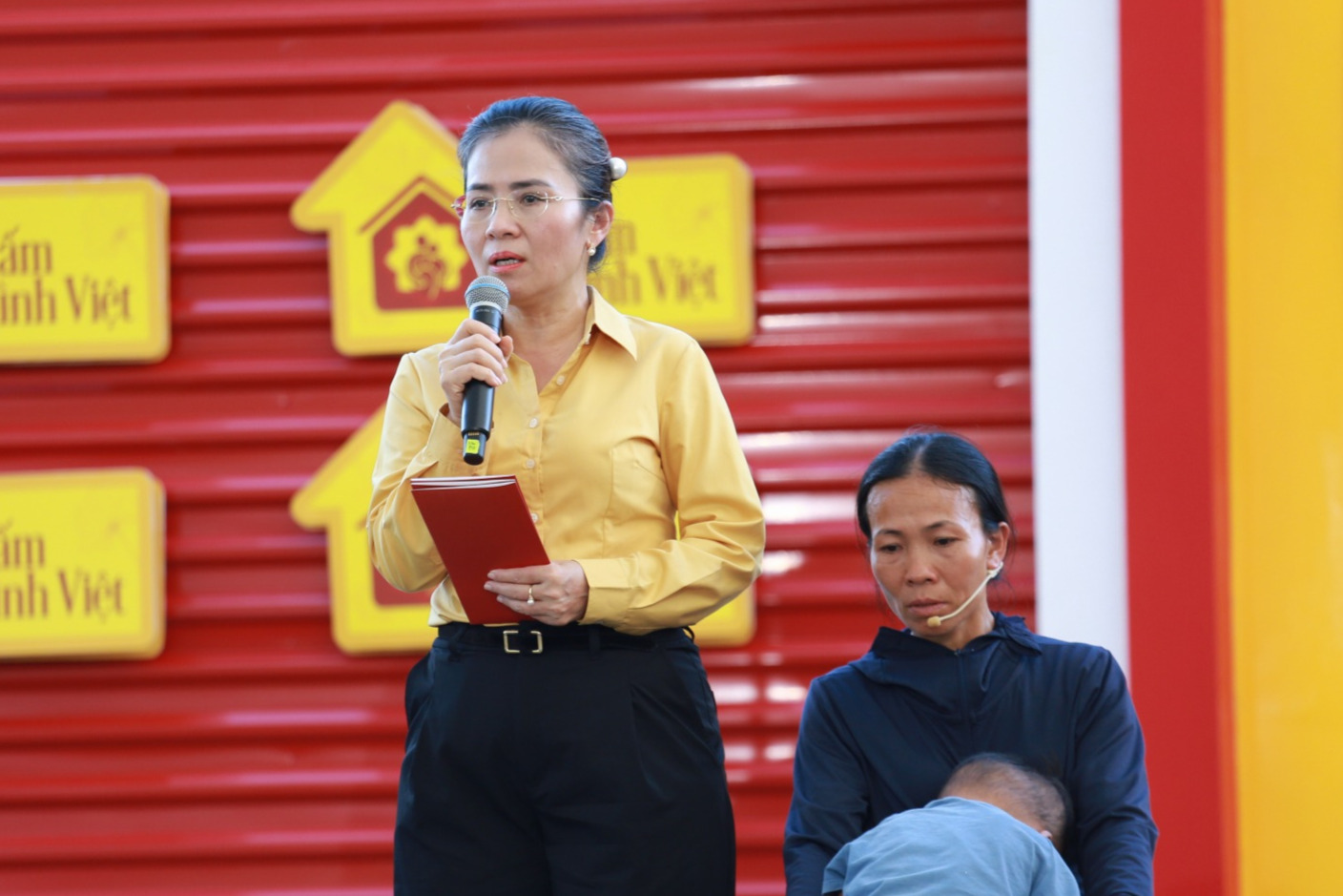 Bà Võ Thị Minh Sinh, Phó Bí thư Tỉnh ủy, Chủ tịch Ủy ban Mặt trận Tổ quốc Việt Nam tỉnh Nghệ An