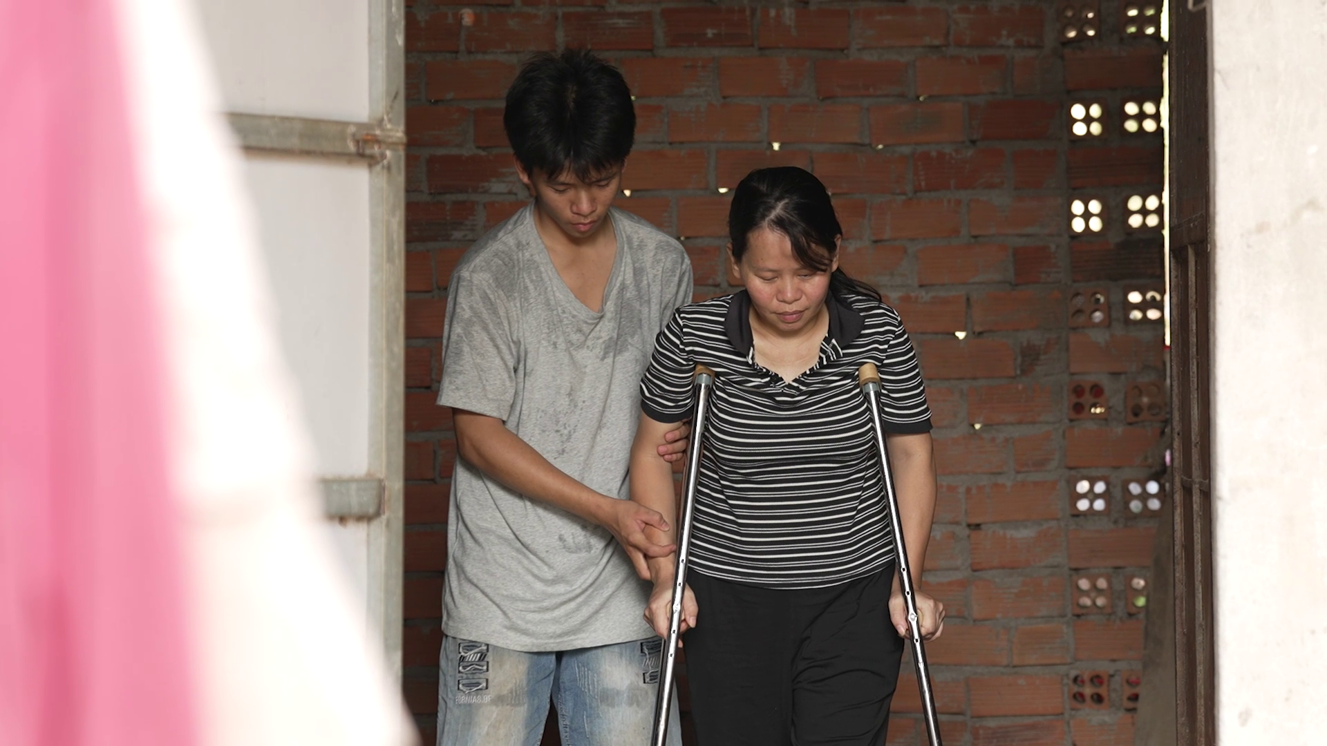 Hình ảnh Nhật Hoàng đồng hành cùng mẹ khiến nhiều người xúc động trước tình mẫu tử thiêng liêng