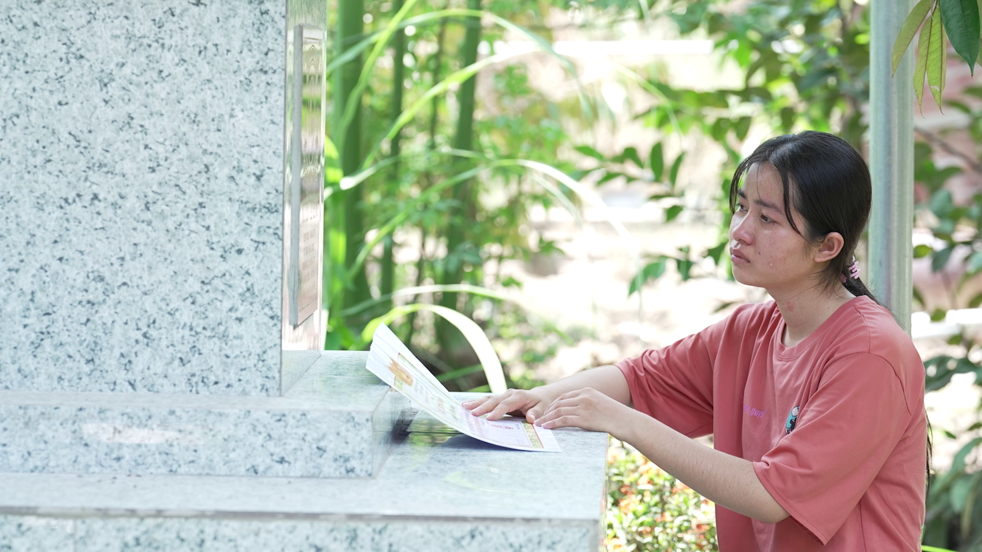 Nỗi đau mất cha cùng gánh nặng mưu sinh khiến Yến Vy phải trưởng thành sớm hơn lứa tuổi của mình