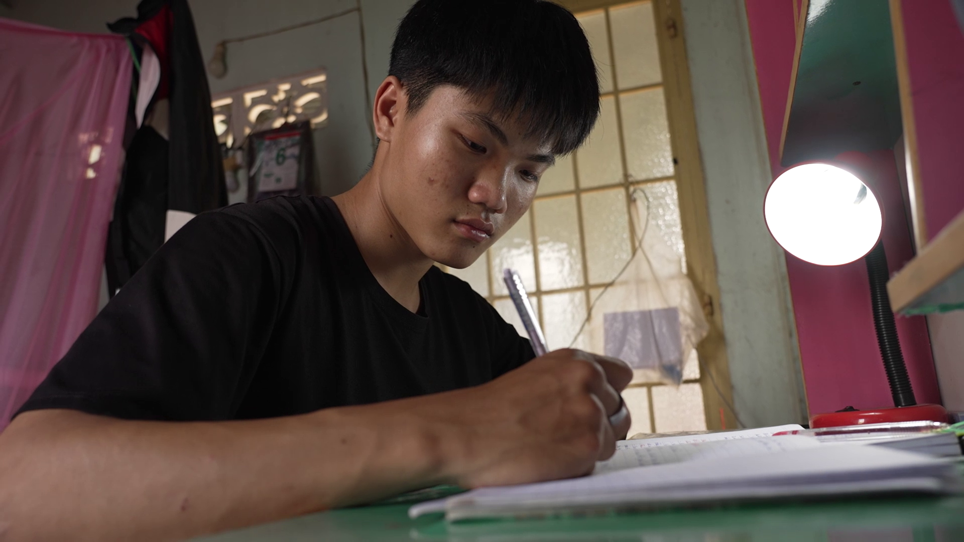 Ánh mắt đầy nghị lực của cậu bé 15 tuổi nuôi ước mơ học tập để sau này chăm sóc gia đình
