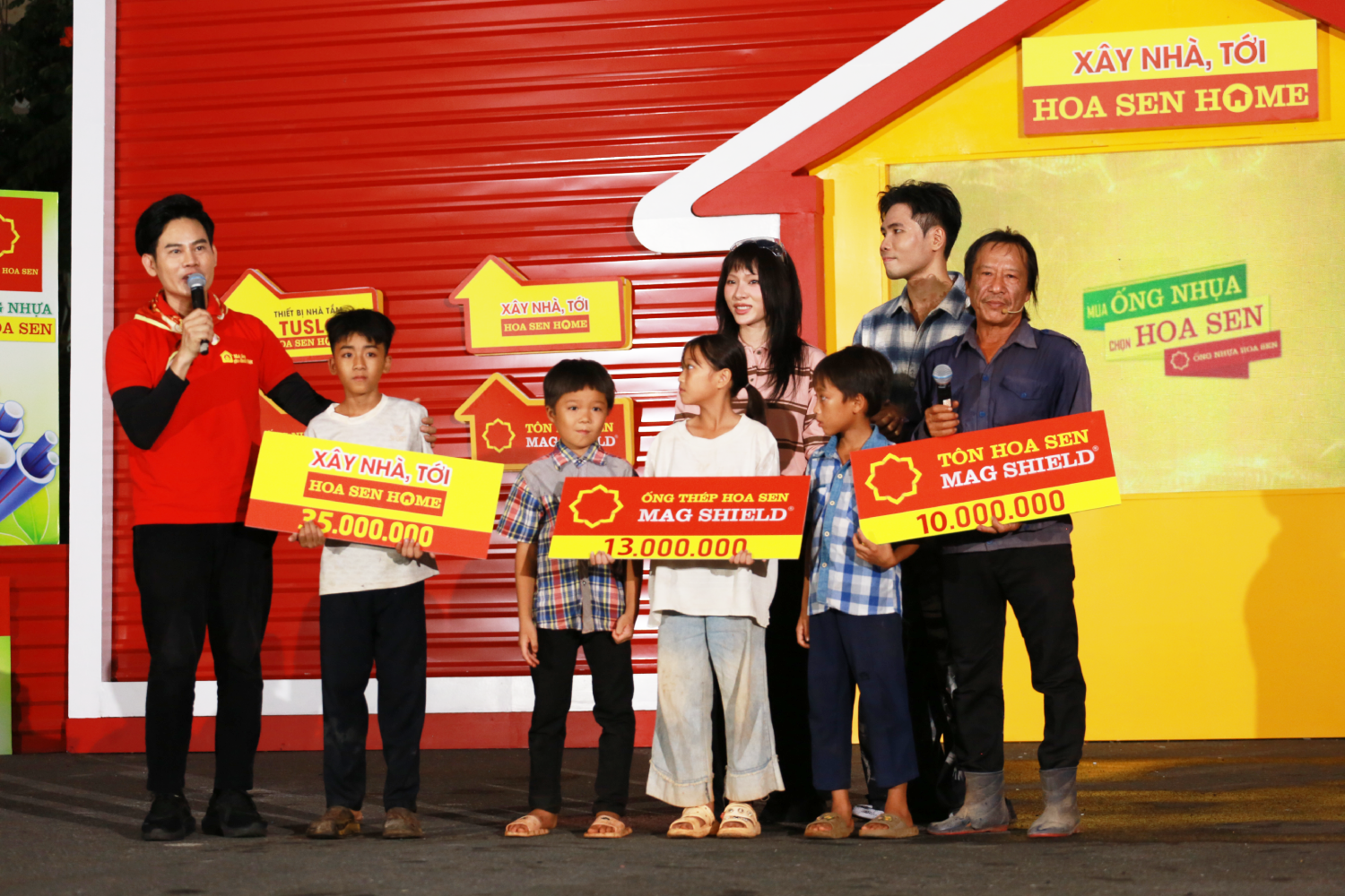 Khoảnh khắc hạnh phúc khi các gia đình nhận được sự sẻ chia từ chương trình và cộng đồng