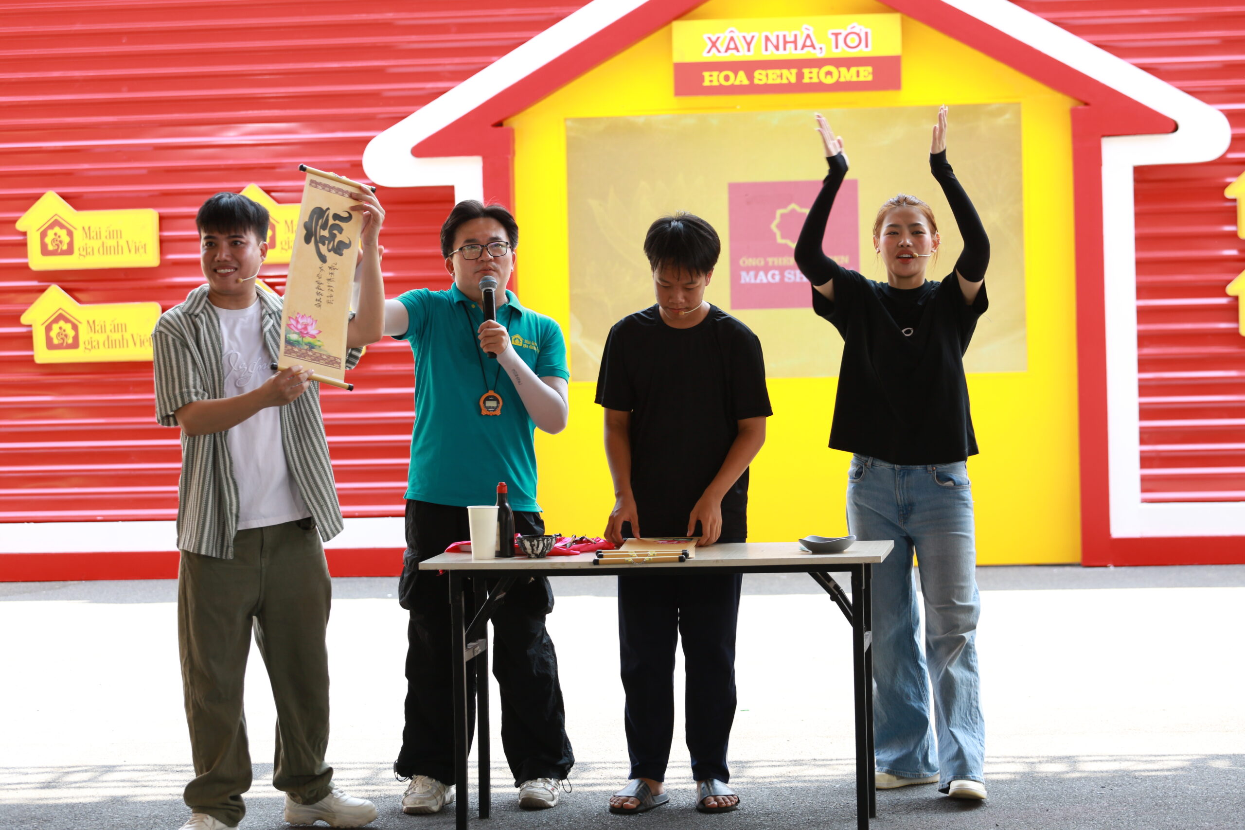 Ngọc Tiến tự tin thể hiện tài năng thư pháp ngay tại trường quay và nhận được nhiều lời khen ngợi từ các nghệ sĩ và khán giả