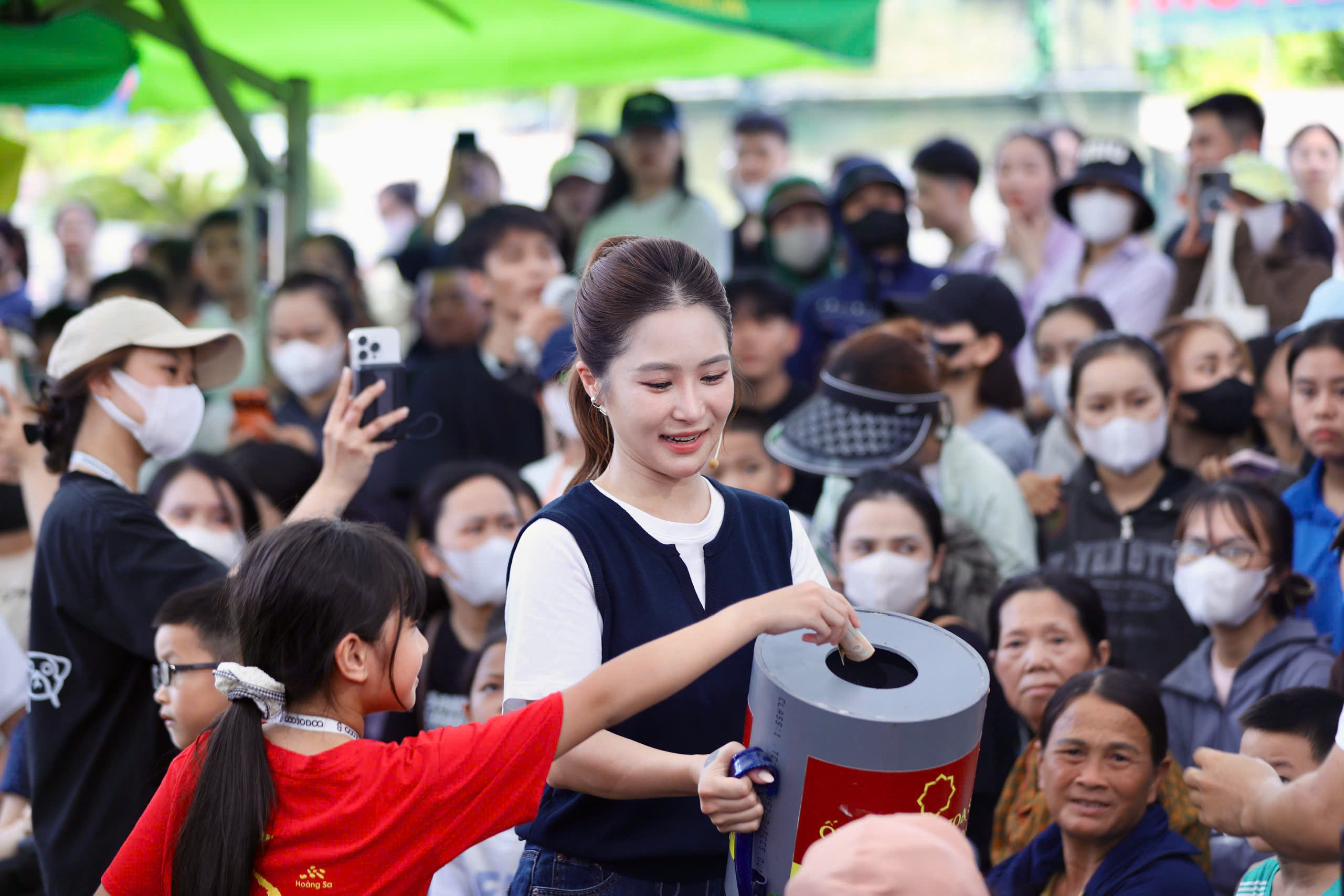 Ca sĩ Hương Tràm gom góp yêu thương của bà con Nghệ An gửi đến cho các em nhỏ trong ca ghi hình sáng ngày 12/6