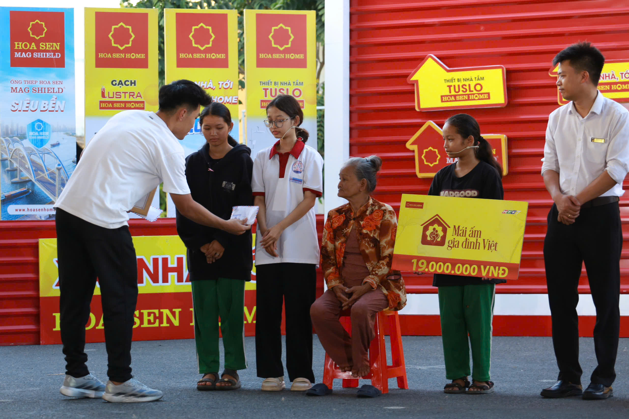 Phần quà từ cầu thủ Phạm Lý Đức cùng các đồng đội là lời động viên, tiếp thêm hy vọng cho các em nhỏ