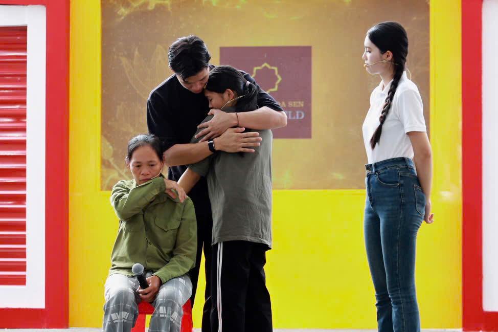 Sự xót xa không thể giấu của cầu thủ Quế Ngọc Hải khi chứng kiến hoàn cảnh của Phương Anh