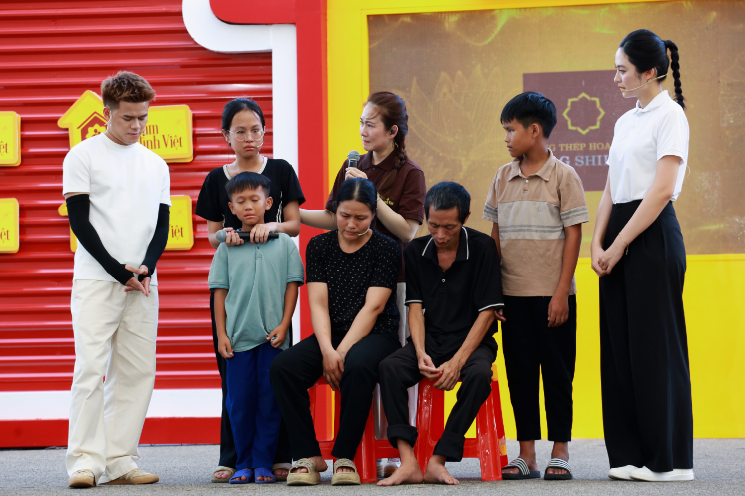 Câu chuyện của gia đình em Hồ Thị Xuân Đào khiến MC Thanh Thảo, Á hậu Vân Nhi và ca sĩ Nguyễn Thái Học không khỏi xúc động