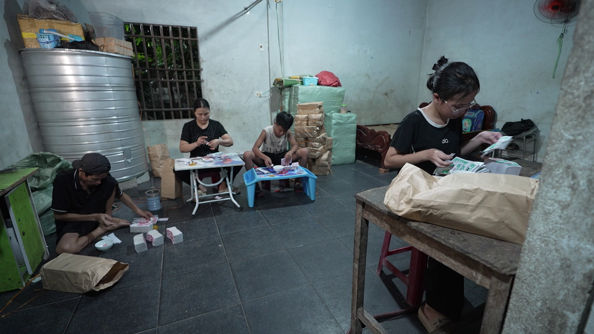 Gia đình Xuân Đào tranh thủ làm vàng mã để có thêm thu nhập, trang trải cuộc sống