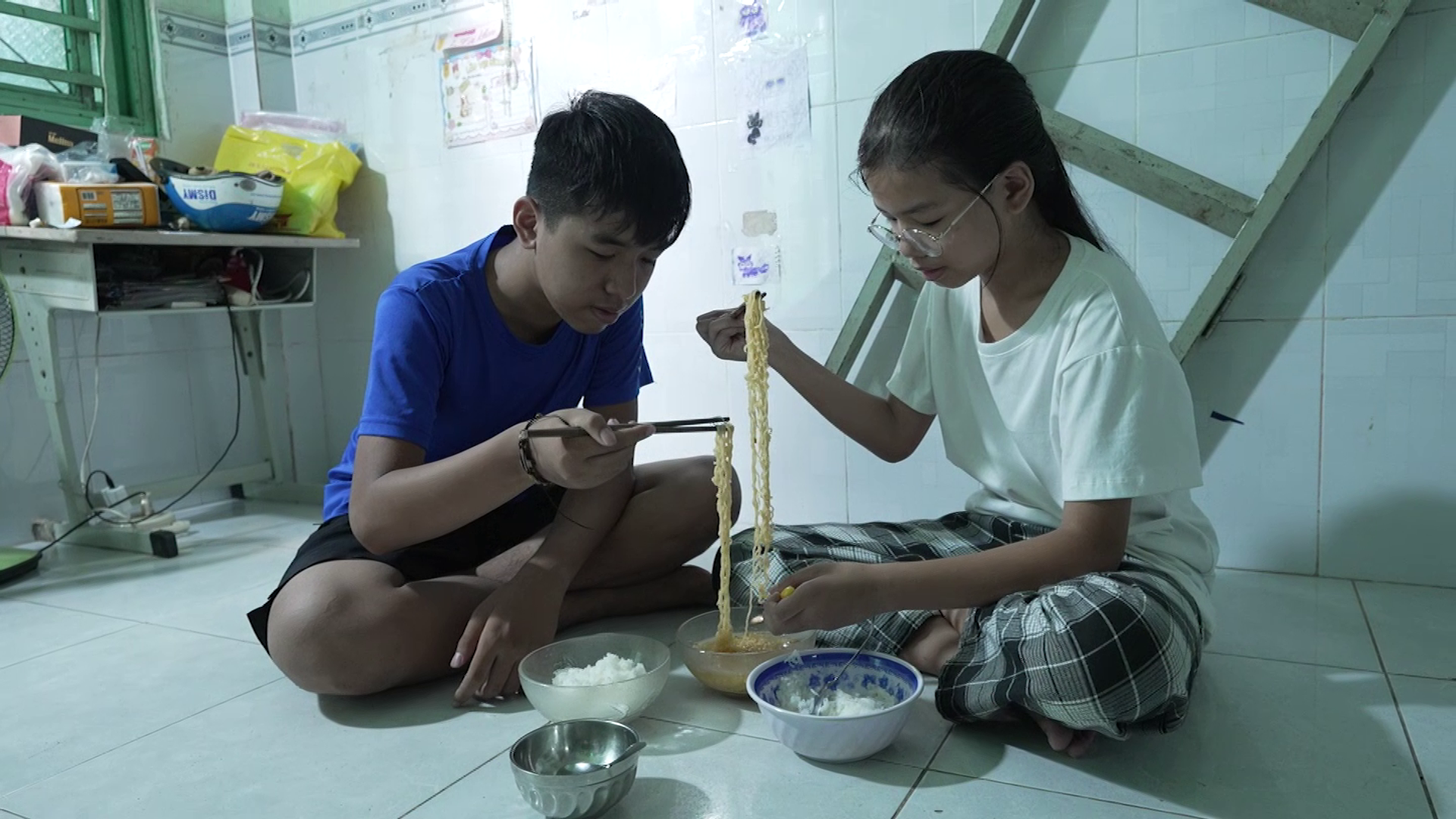 Mì tôm trở thành món ăn chính của hai anh em trong những ngày mẹ đi viện