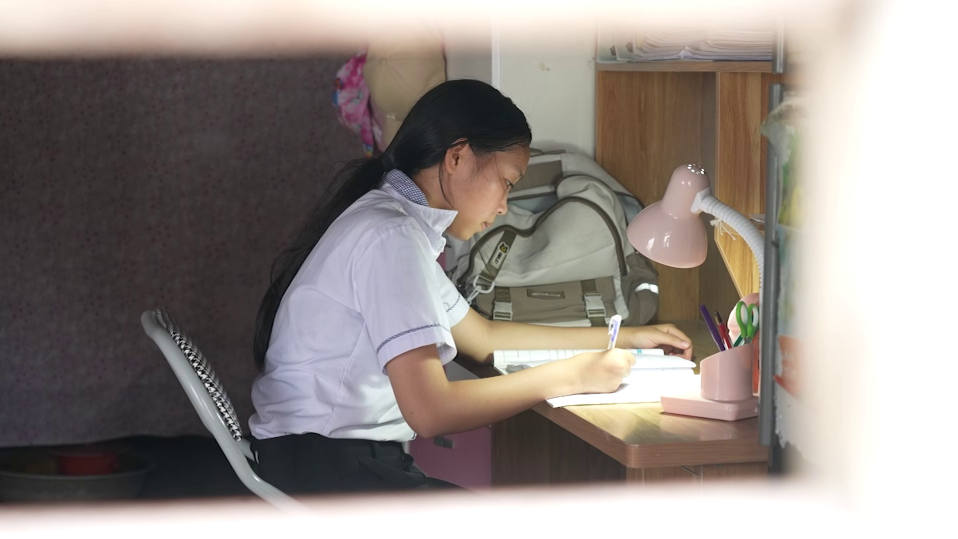 Phương Anh - cô bé hiểu chuyện và sống khép kín, lấy những nhọc nhằn của mẹ và bà làm động lực để trưởng thành
