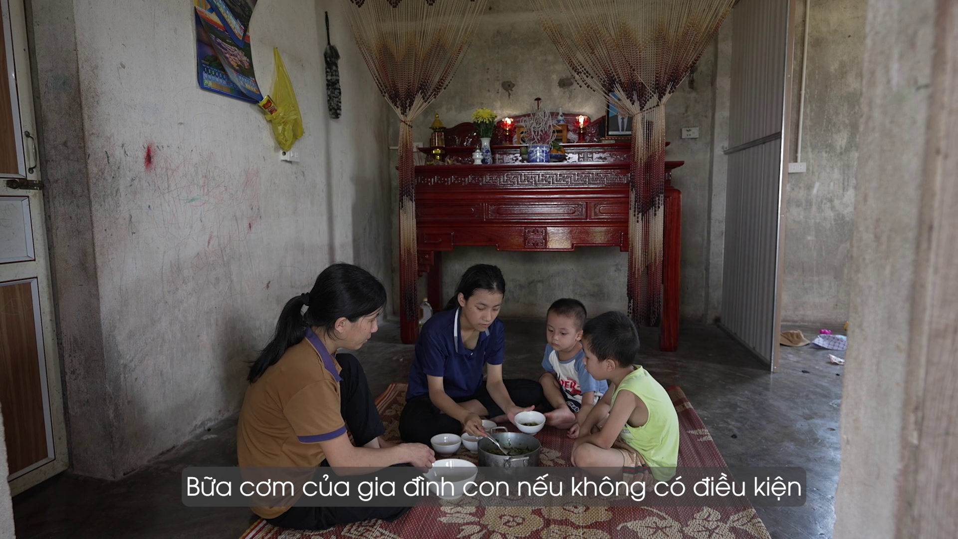 Bữa cơm gia đình vắng bóng người cha, mẹ Huyền Trang một mình gồng gánh chăm lo cho ba chị em
