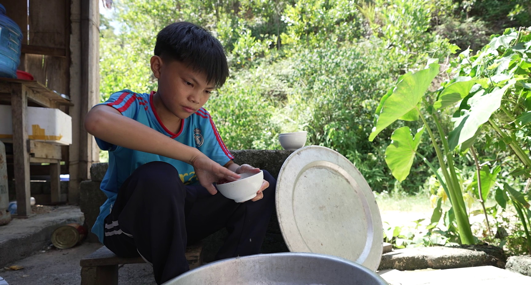 Sau giờ học, Đại Quang lại phụ bà việc nhà, chăm sóc cha và em gái