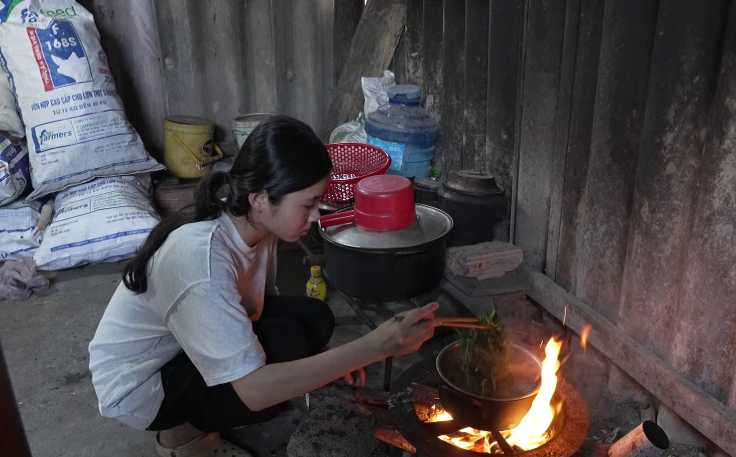 Sau giờ học, Hoài Thương tất bật với công việc bếp núc, san sẻ gánh nặng cùng bà và chị gái