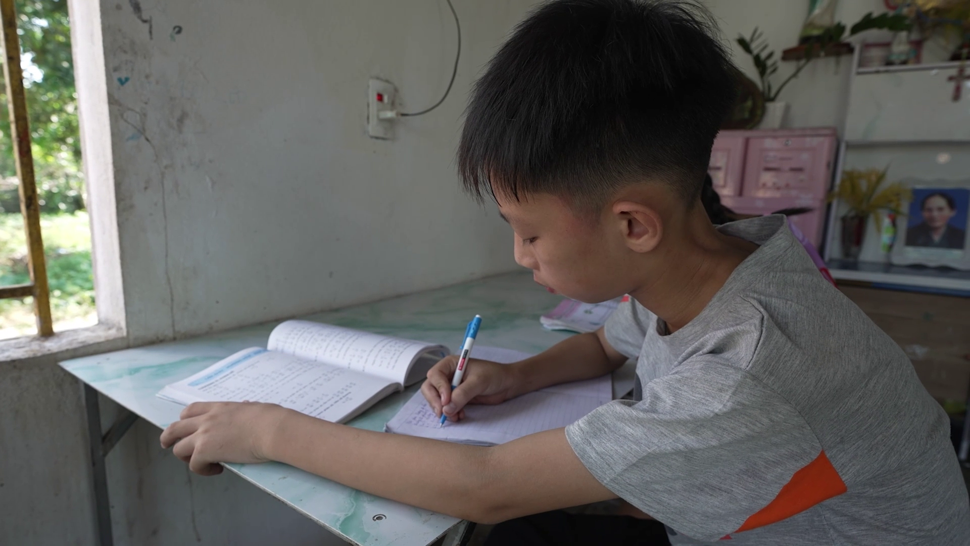 Lớn lên giữa nhiều thiếu thốn, Nam Khánh luôn cố gắng học tập với mong muốn trở thành chỗ dựa cho gia đình trong tương lai