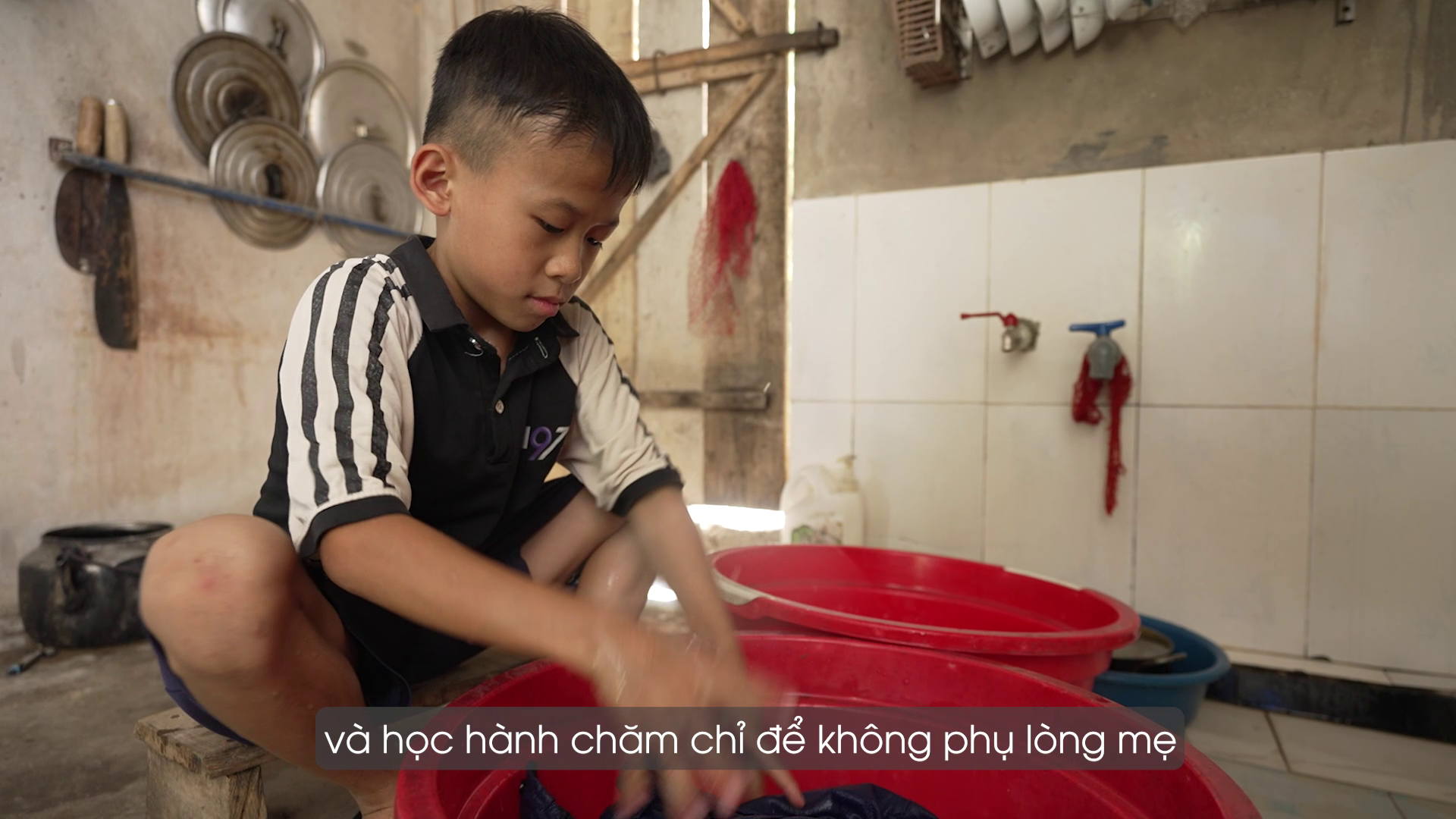 Ngoài giờ học, Tình phụ giúp việc nhà để mẹ vơi bớt gánh nặng sau những biến cố liên tiếp của gia đình