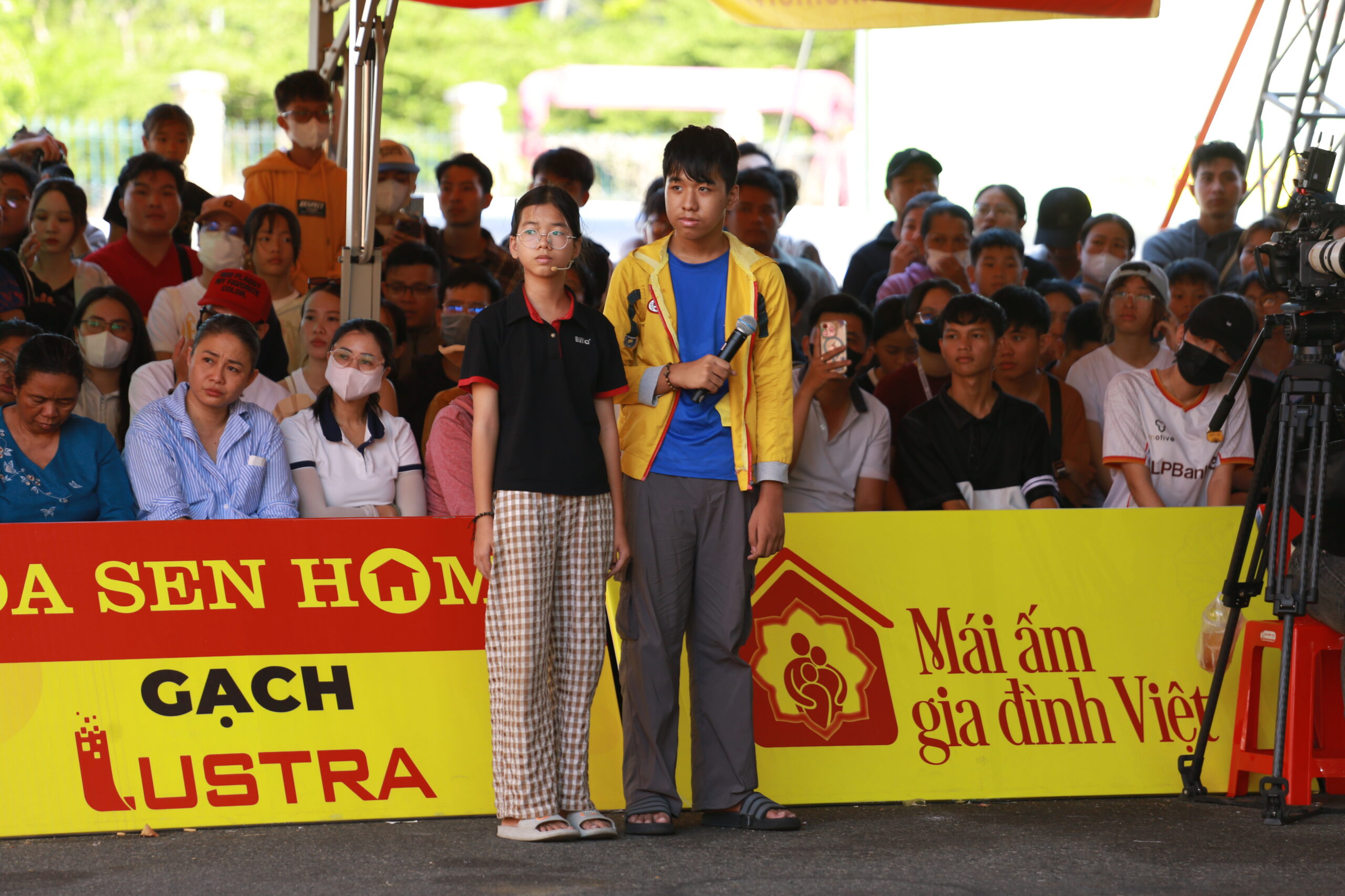 Hai anh em lặng lẽ đến trường quay, nghẹn ngào khi xem lại thước phim tái hiện hoàn cảnh gia đình