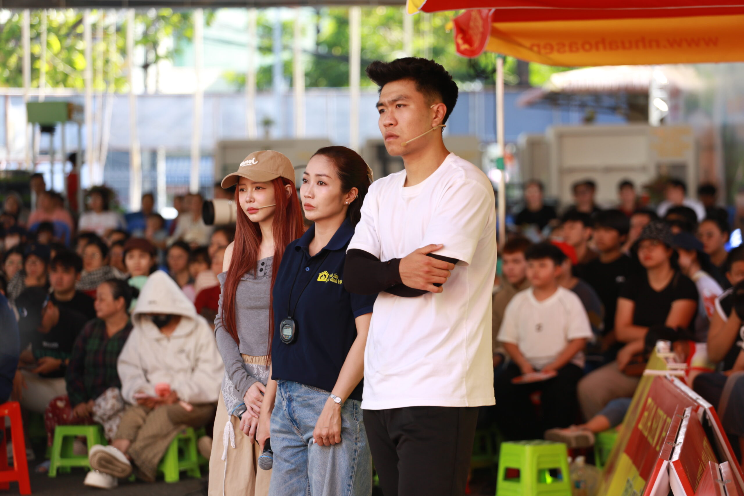 MC Ốc Thanh Vân, cầu thủ Phạm Lý Đức cùng ca sĩ Liz Kim Cương lặng người khi lắng nghe câu chuyện của các em nhỏ