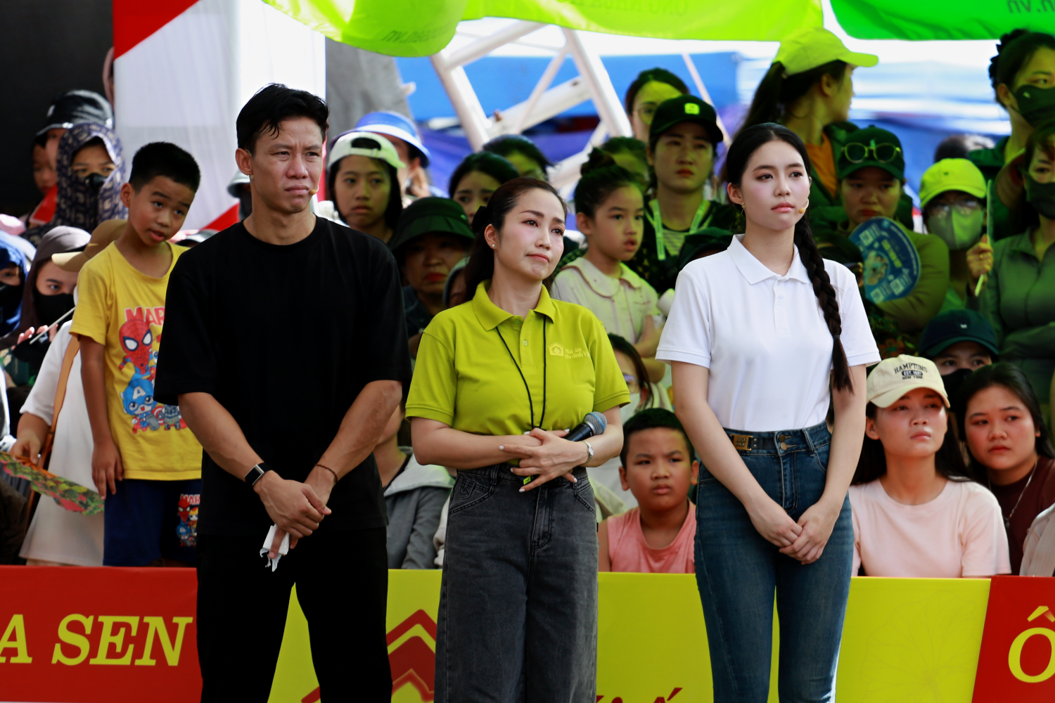 Tuổi thơ nhiều mất mát của bé gái mồ côi cha, mẹ rời lúc em mới hơn 1 tháng tuổi khiến Ốc Thanh Vân, Quế Ngọc Hải và Châu Anh lặng người