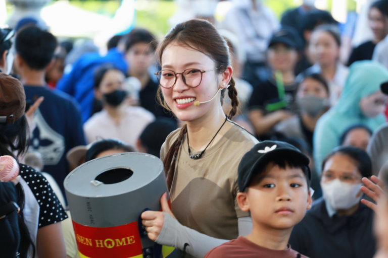 Bà con tại trường quay gửi gắm sẻ chia qua “thùng tiền yêu thương”