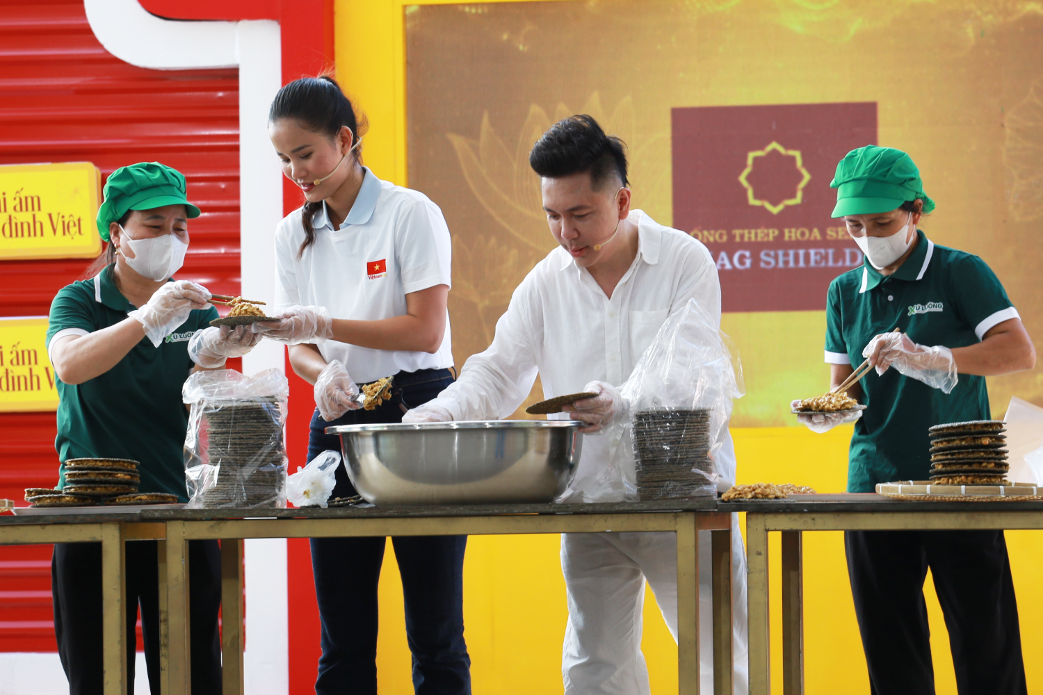 Hương Ly và Minh Vương M4U chinh phục thử thách làm kẹo Cu Đơ