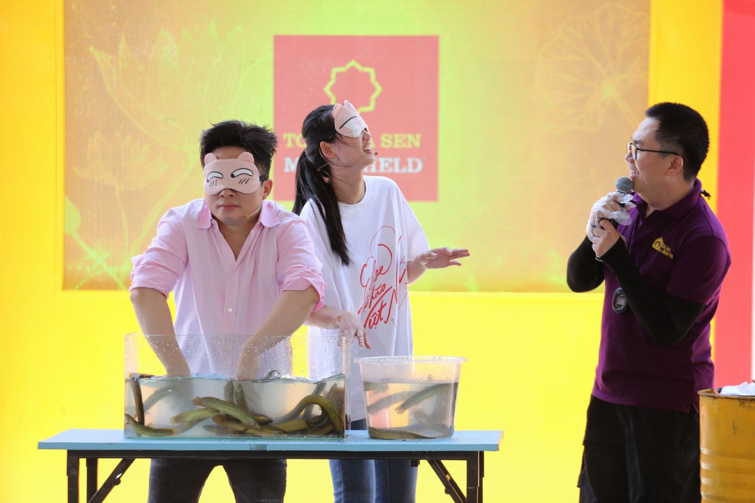 Divo Tùng Dương và Á hậu Quỳnh Anh nỗ lực hết mình trong các thử thách để mang thêm phần thưởng cho các em nhỏ
