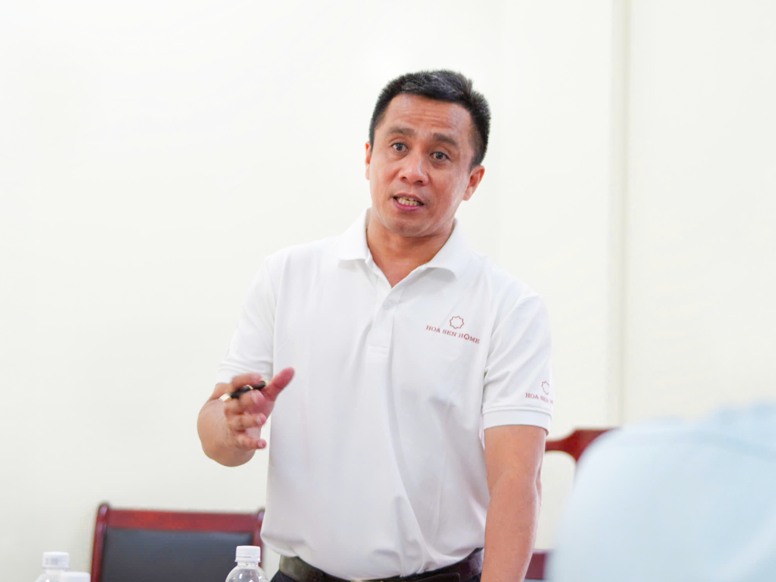 Ông Trần Đình Tài - Phó Tổng Giám đốc Tập đoàn Hoa Sen trao đổi công tác chuẩn bị cho đợt ghi hình chương trình Mái ấm gia đình Việt tại Khánh Hòa