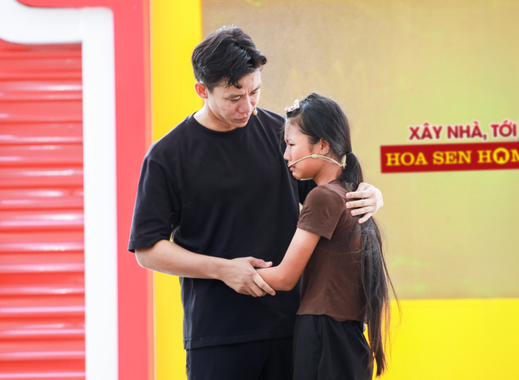 Quế Ngọc Hải dành cho Uyển Nhi những lời động viên và cái ôm ấm áp, tiếp thêm động lực để em vững tin vào tương lai