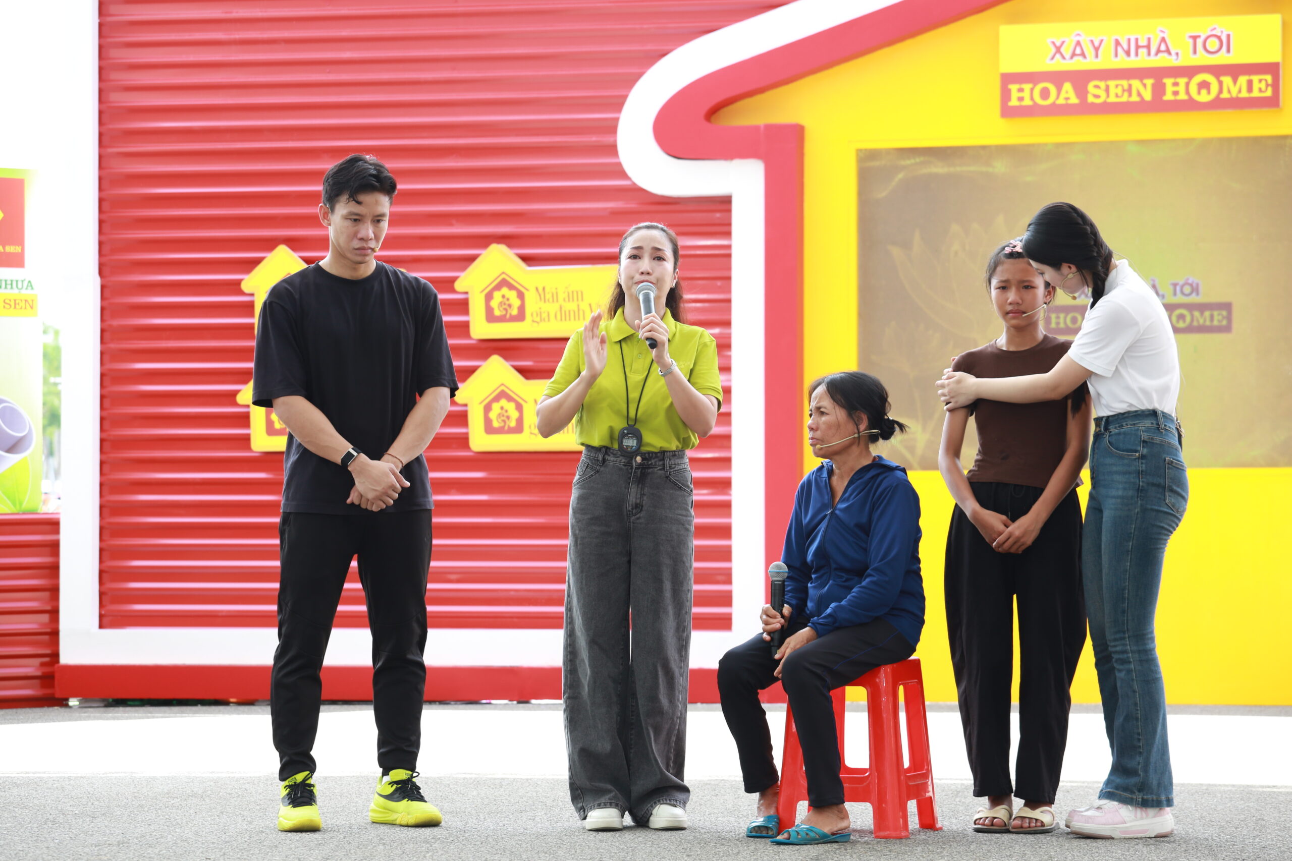 Là một người mẹ, MC Ốc Thanh Vân càng xúc động khi chứng kiến các em nhỏ thiếu vắng tình yêu thương và sự chở che của cha mẹ