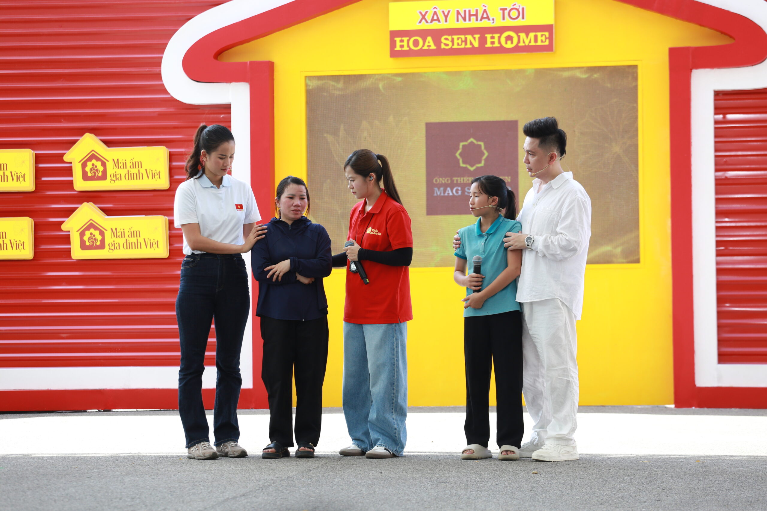 Đôi vai nhỏ của người mẹ gánh cả gia đình sau biến cố của chồng