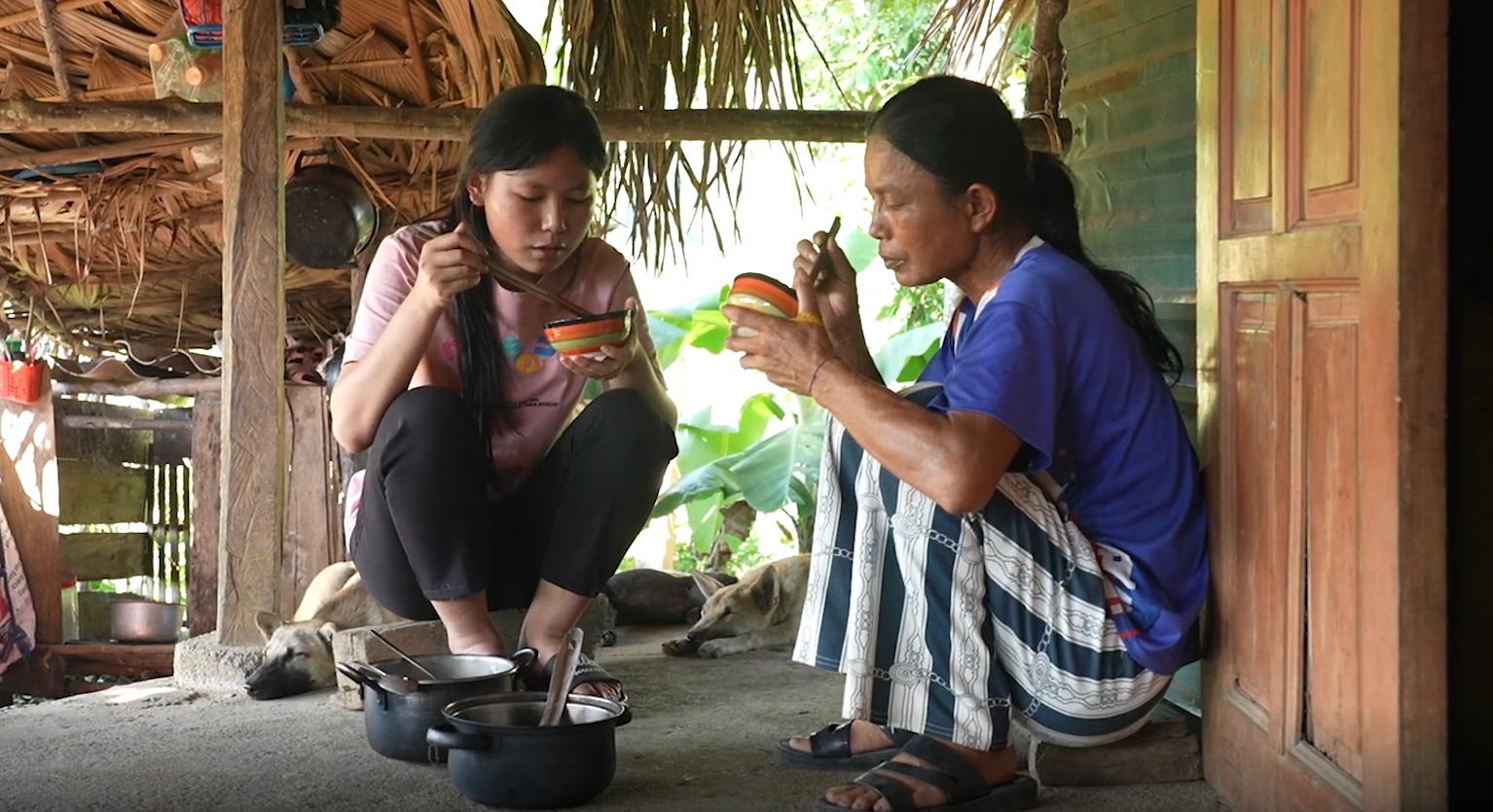 Căn nhà tạm chật hẹp, bữa cơm của ba mẹ con cũng chỉ giản dị qua ngày