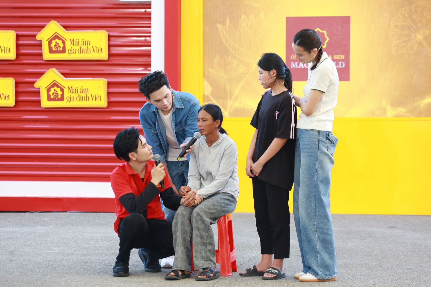 Dương Hồng Phúc xót xa trước người mẹ với đôi tay chai sần và đầy thương tích nhưng vẫn cố đi làm vì sợ không có tiền lo cho các con