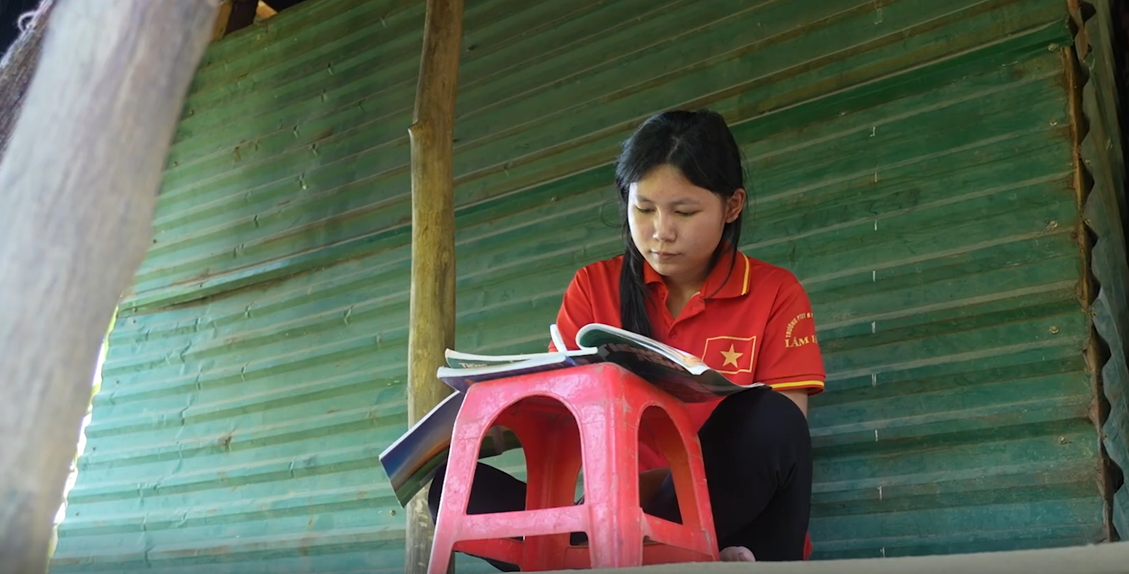 Căn nhà tạm đơn sơ, thiếu thốn nhưng không ngăn được Khánh Huyền nuôi dưỡng ước mơ và nỗ lực đến trường