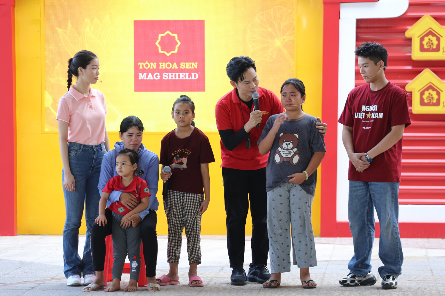 Các nghệ sĩ động viên mẹ con chị Điệp và gửi tặng gia đình những phần quà yêu thương