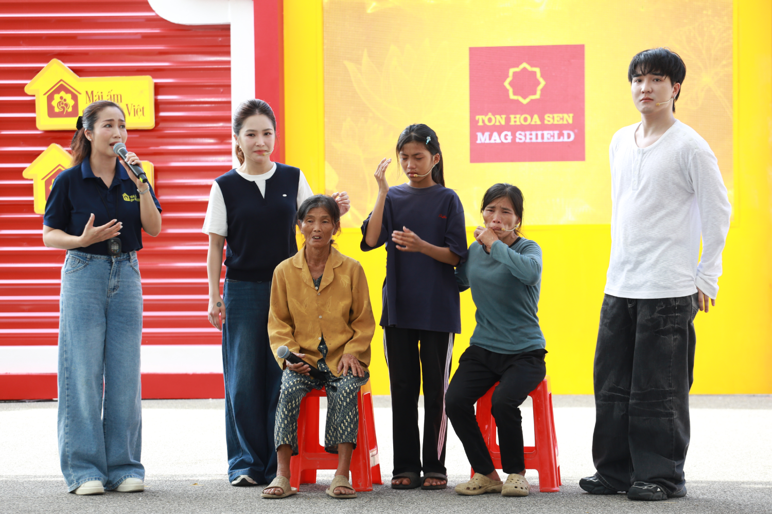 MC Ốc Thanh Vân, ca sĩ Hương Tràm và ca sĩ OgeNus không khỏi xúc động khi lắng nghe hoàn cảnh của gia đình em Thảo