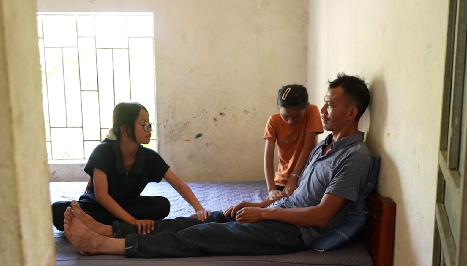 Sau mỗi lần cha đi làm về, Ngọc và em gái lại quây quần bên cạnh, chăm sóc và động viên cha
