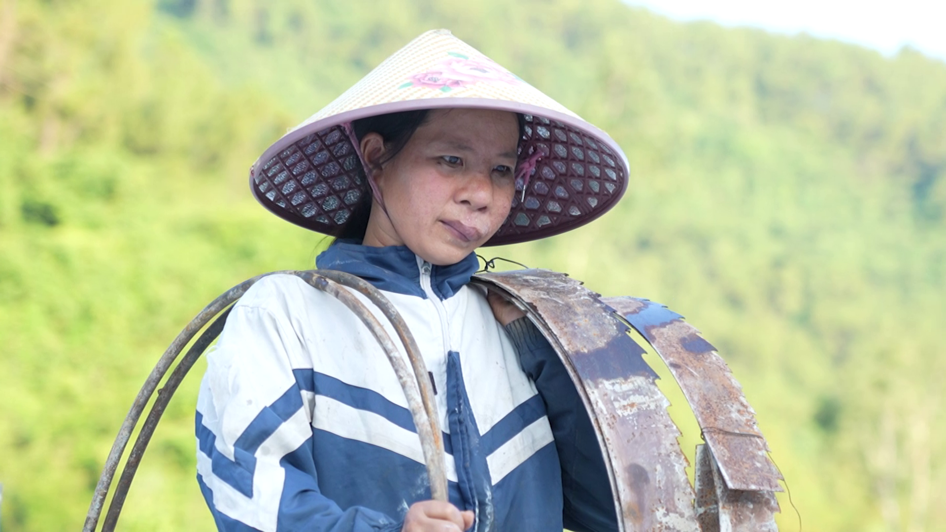 Dù phải chống chọi với bệnh tật, mẹ của Ngọc vẫn cố gắng làm những công việc vừa sức để đỡ đần chồng và lo cho các con