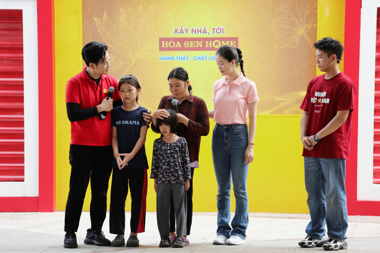 Khoảnh khắc lắng đọng của ba mẹ con em Phụng Tiên khi nhận được sự đồng cảm và động viên từ các nghệ sĩ